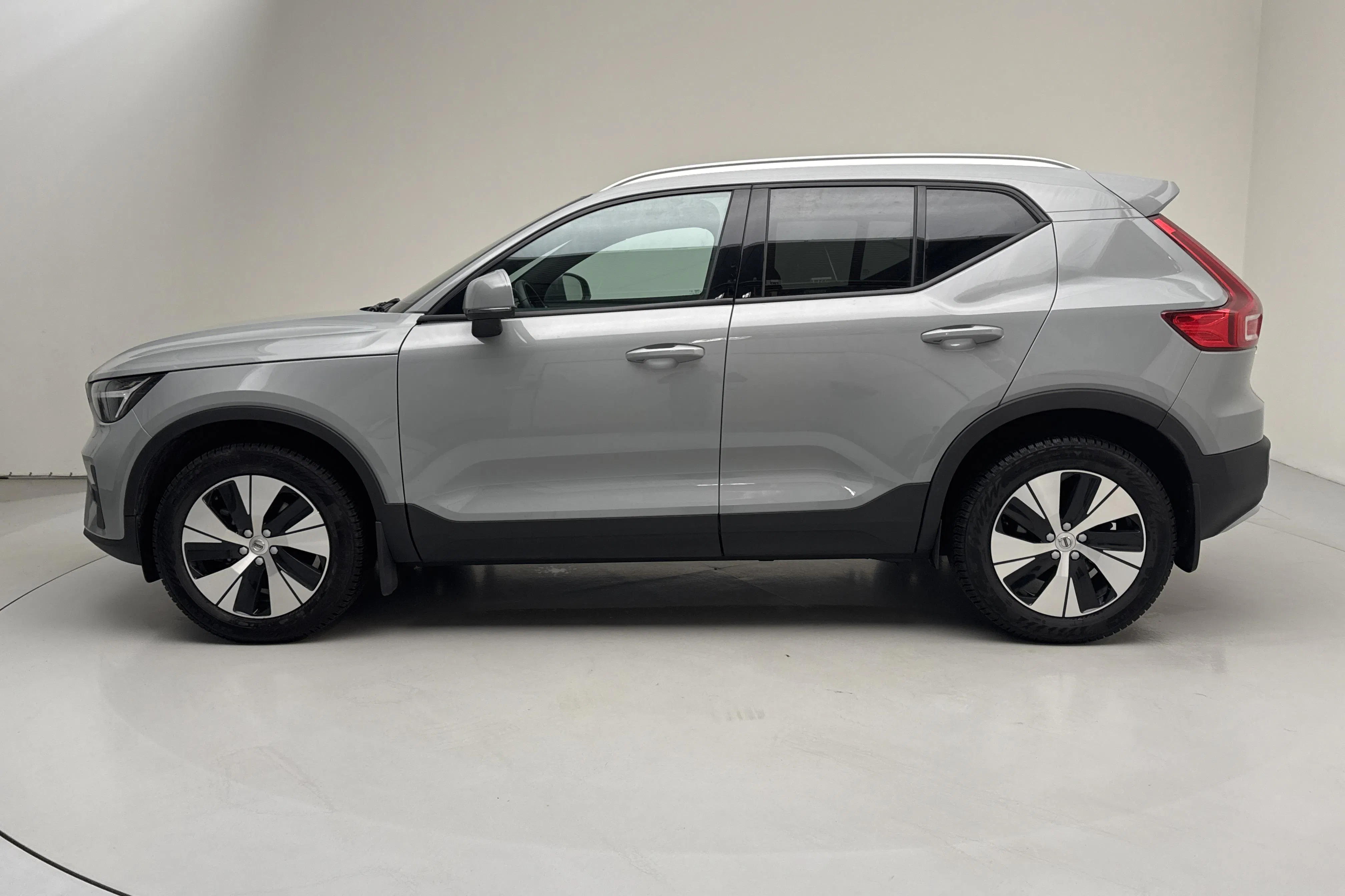 Presentationsfoto 2 av 16: Volvo XC40 B4 2WD (197hk) - 4 754 mil - Automat - grå - 2024