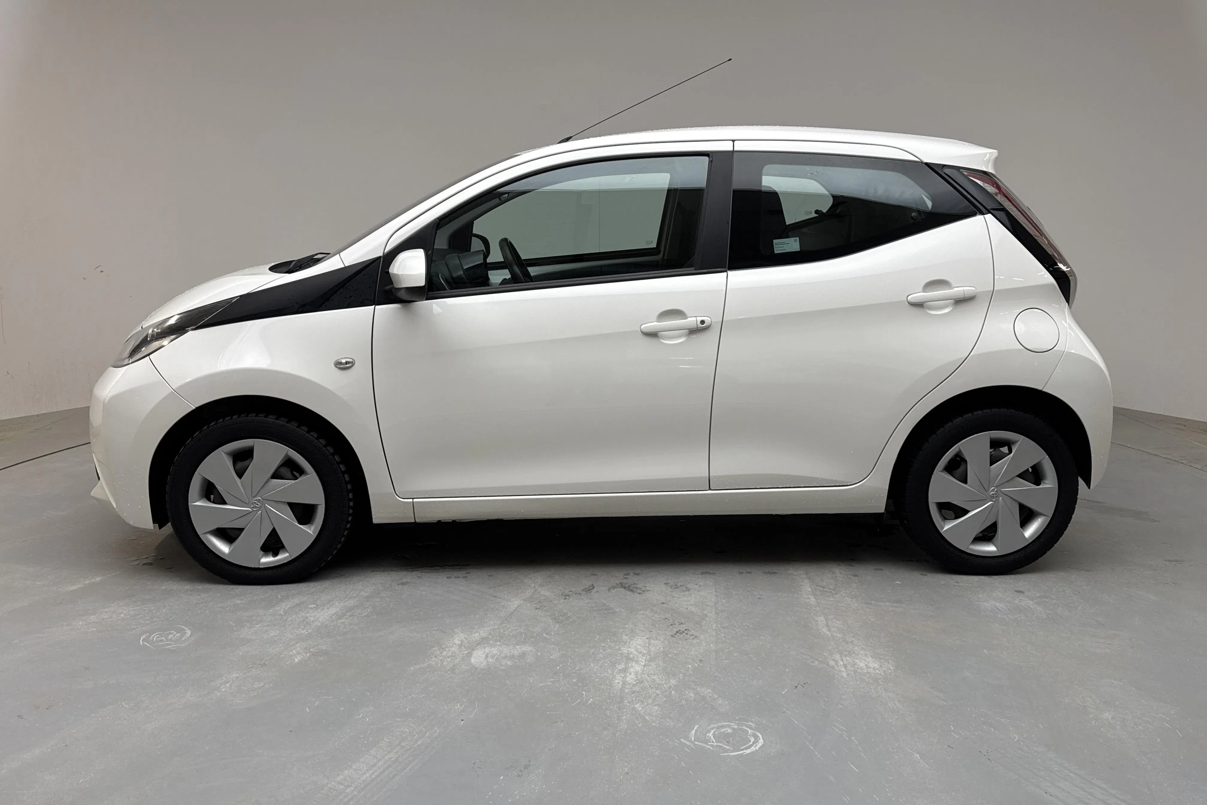 Presentationsfoto 2 av 12: Toyota Aygo 1.0 5dr (69hk) - 13 299 mil - Manuell - vit - 2017
