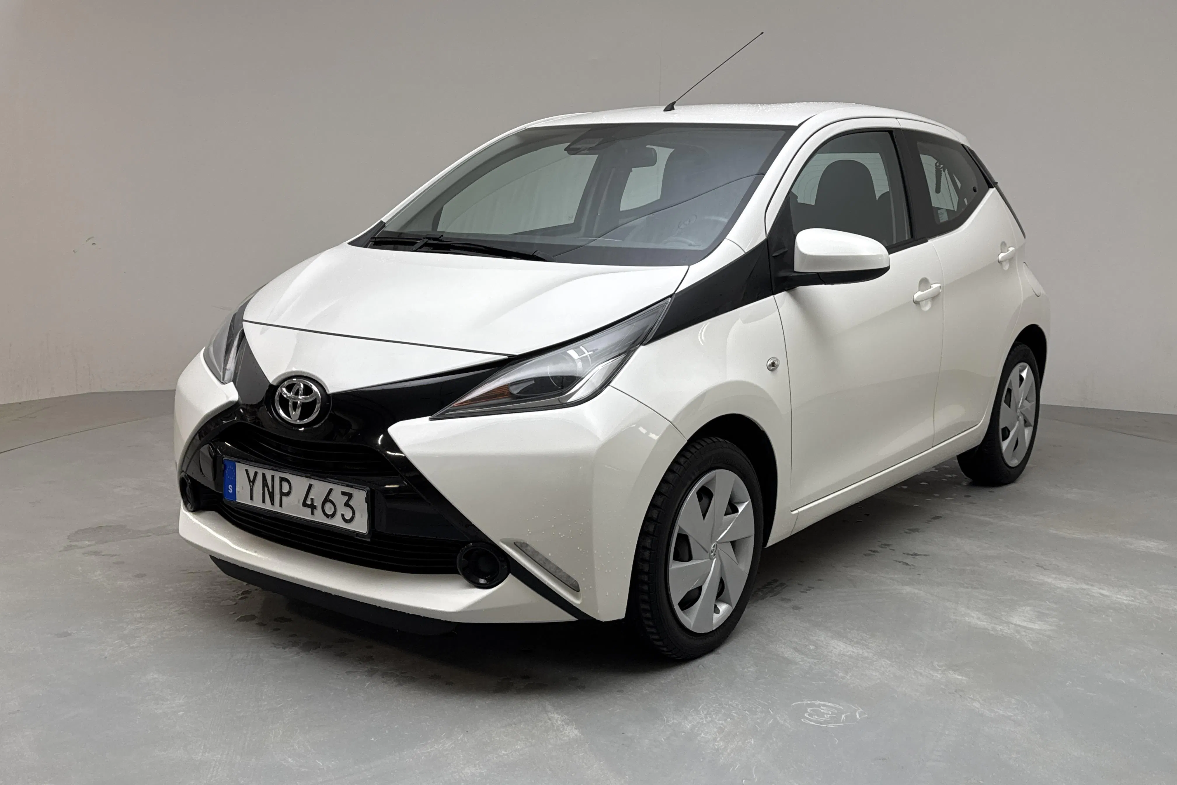 Presentationsfoto 1 av 12: Toyota Aygo 1.0 5dr (69hk) - 13 299 mil - Manuell - vit - 2017
