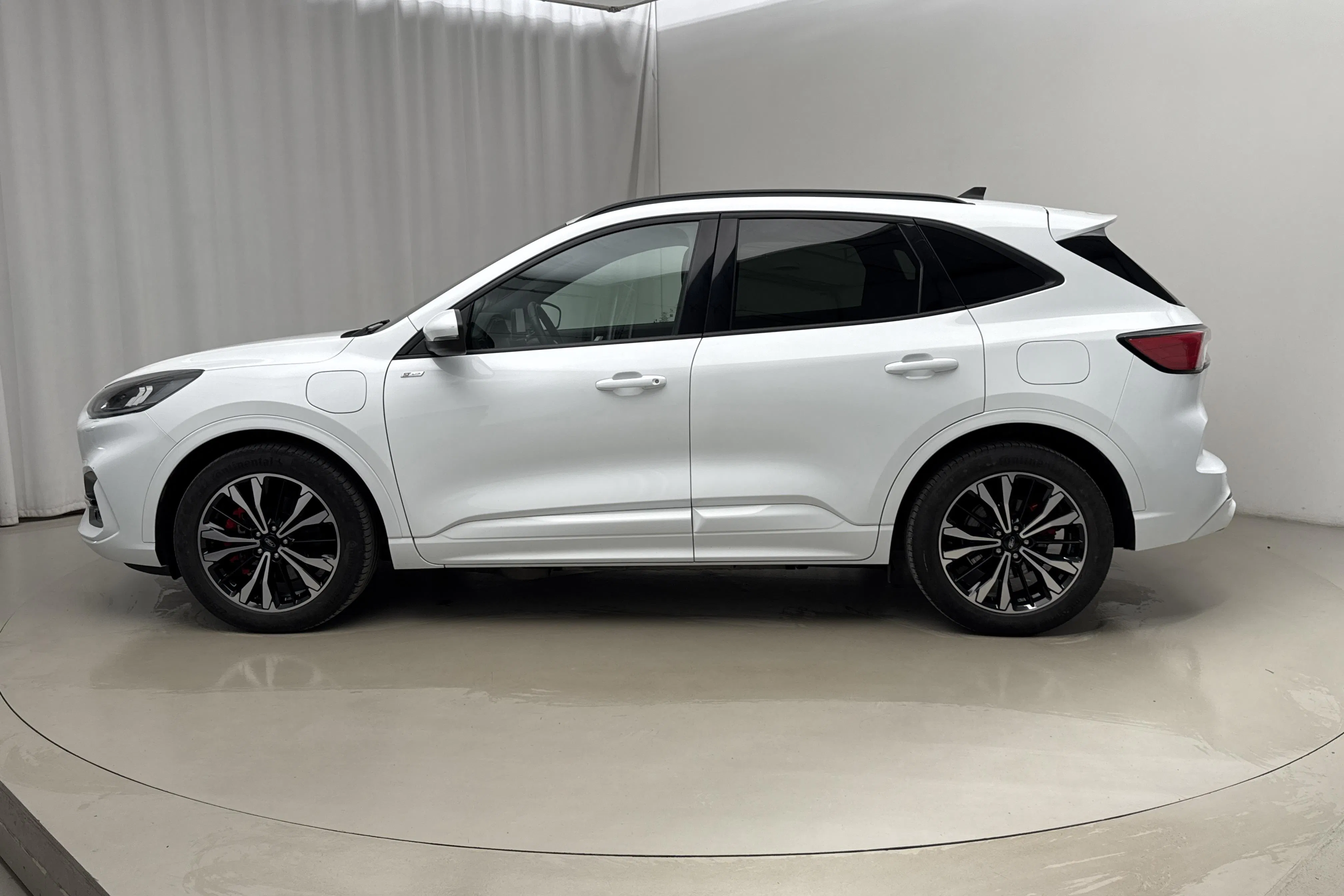 Presentationsfoto 2 av 17: Ford Kuga 2.5 PHEV (225hk) - 7 073 mil - Automat - vit - 2020