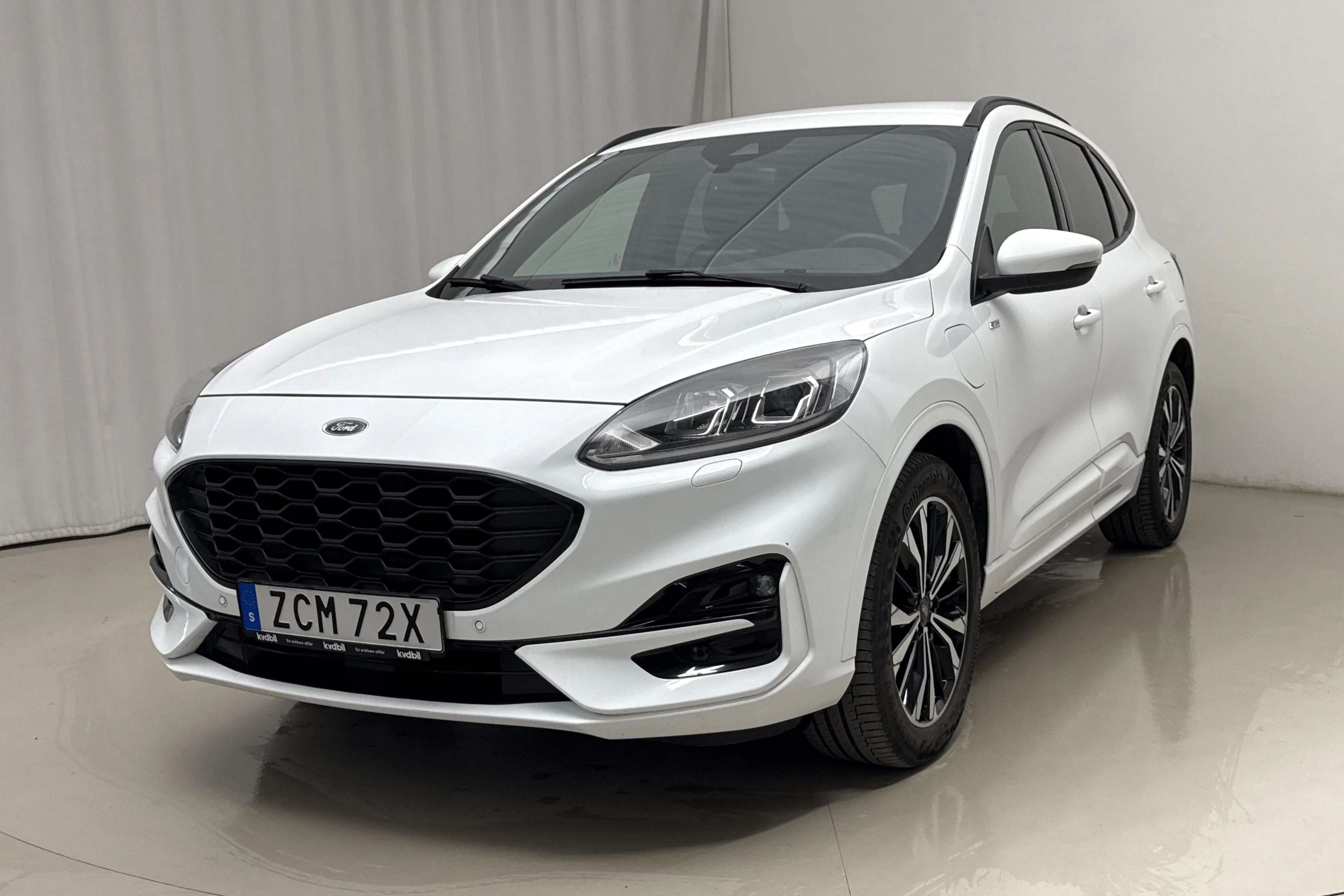 Presentationsfoto 1 av 17: Ford Kuga 2.5 PHEV (225hk) - 7 073 mil - Automat - vit - 2020