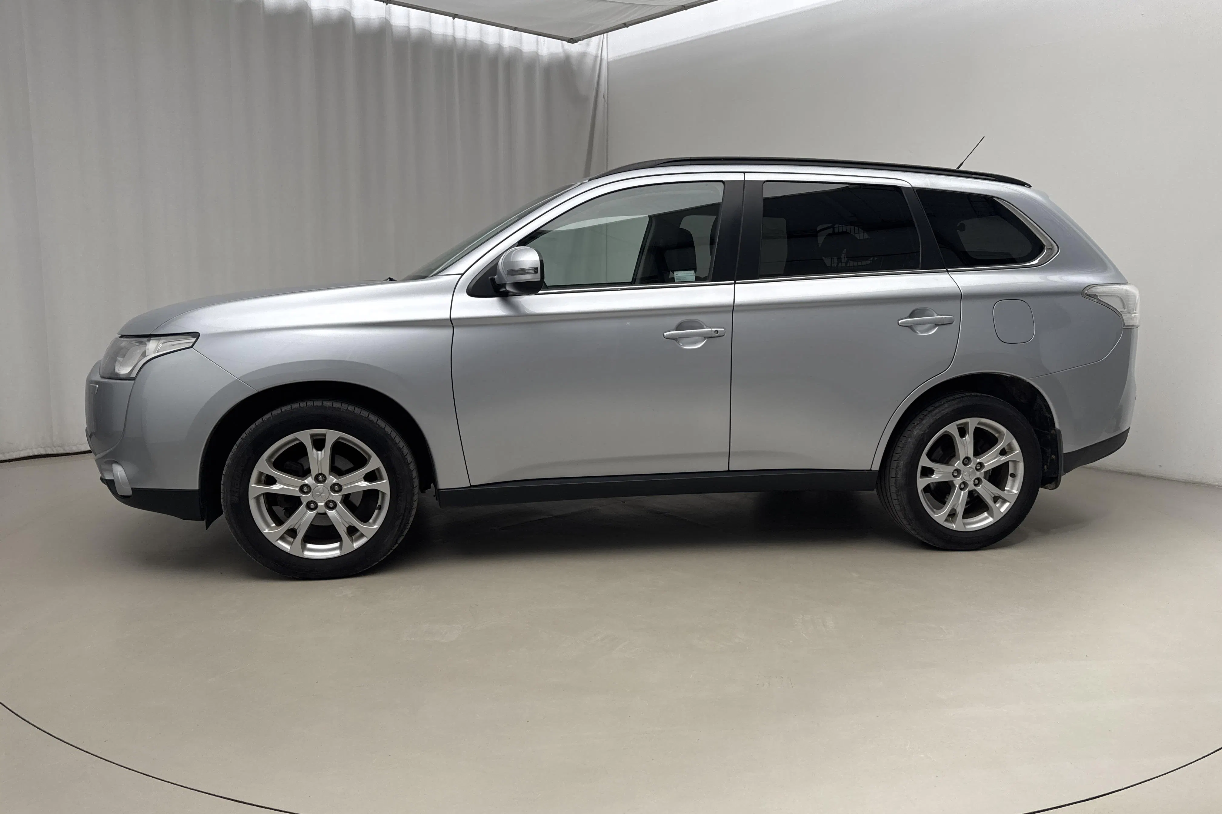 Presentation photo 2 of 17: Mitsubishi Outlander 2.2 Di-D 4WD (150hk) - 169 500 km - Automatic - silver - 2013