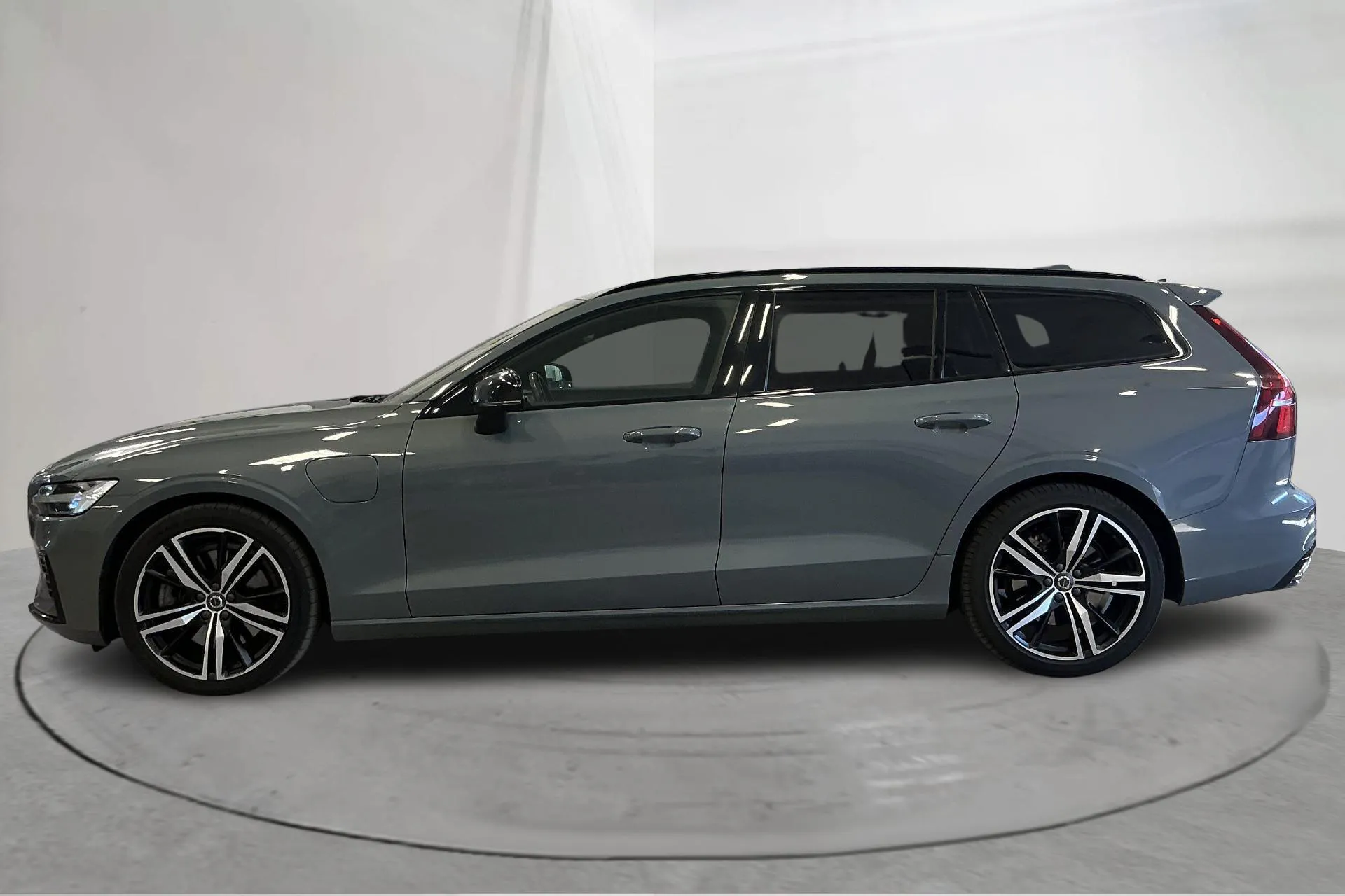 Presentationsfoto 2 av 21: Volvo V60 T6 AWD Twin Engine (340hk) - 21 034 mil - Automat - grå - 2022
