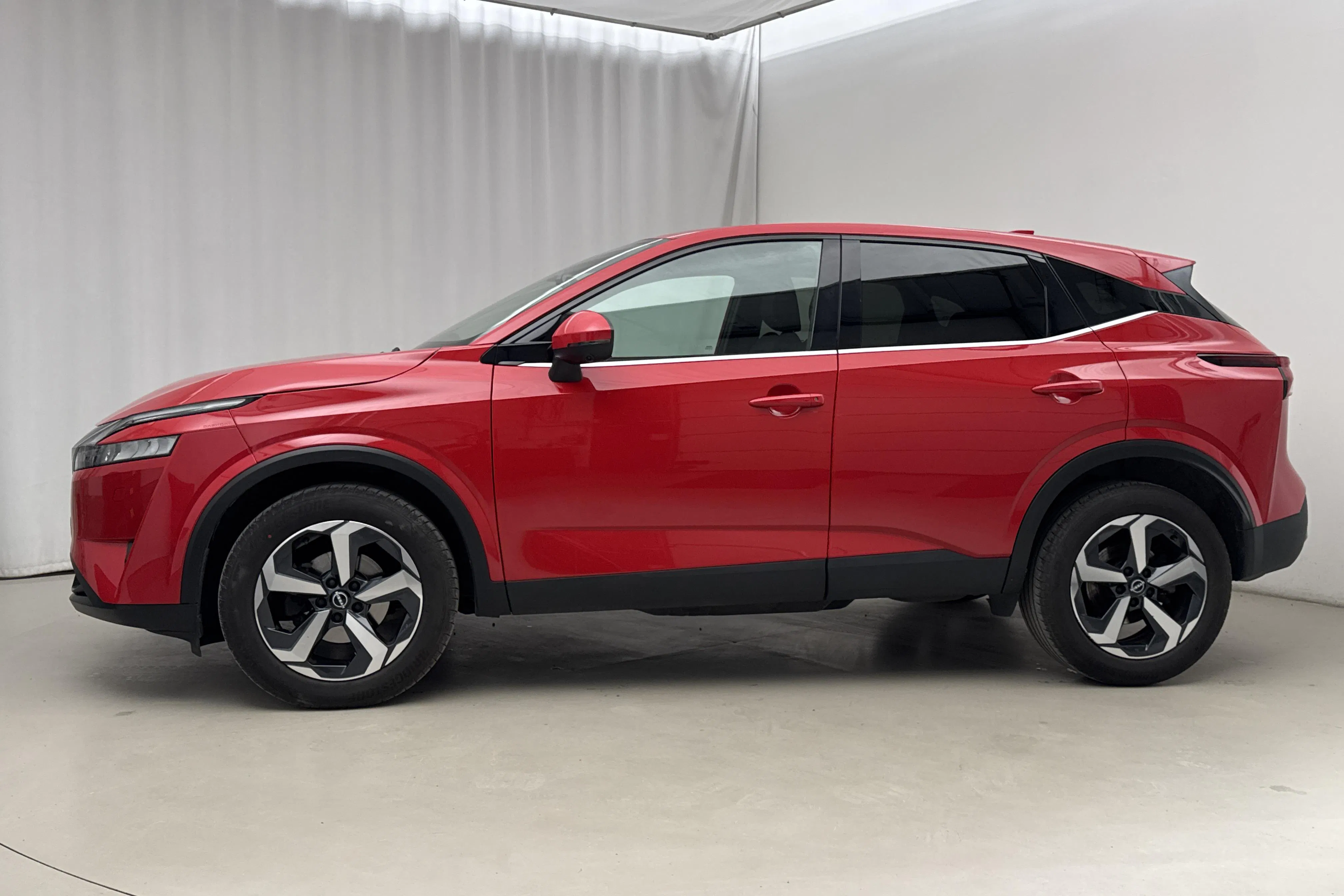 Presentationsfoto 2 av 19: Nissan Qashqai 1.3 MHEV (158hk) - 4 365 mil - Automat - röd - 2023