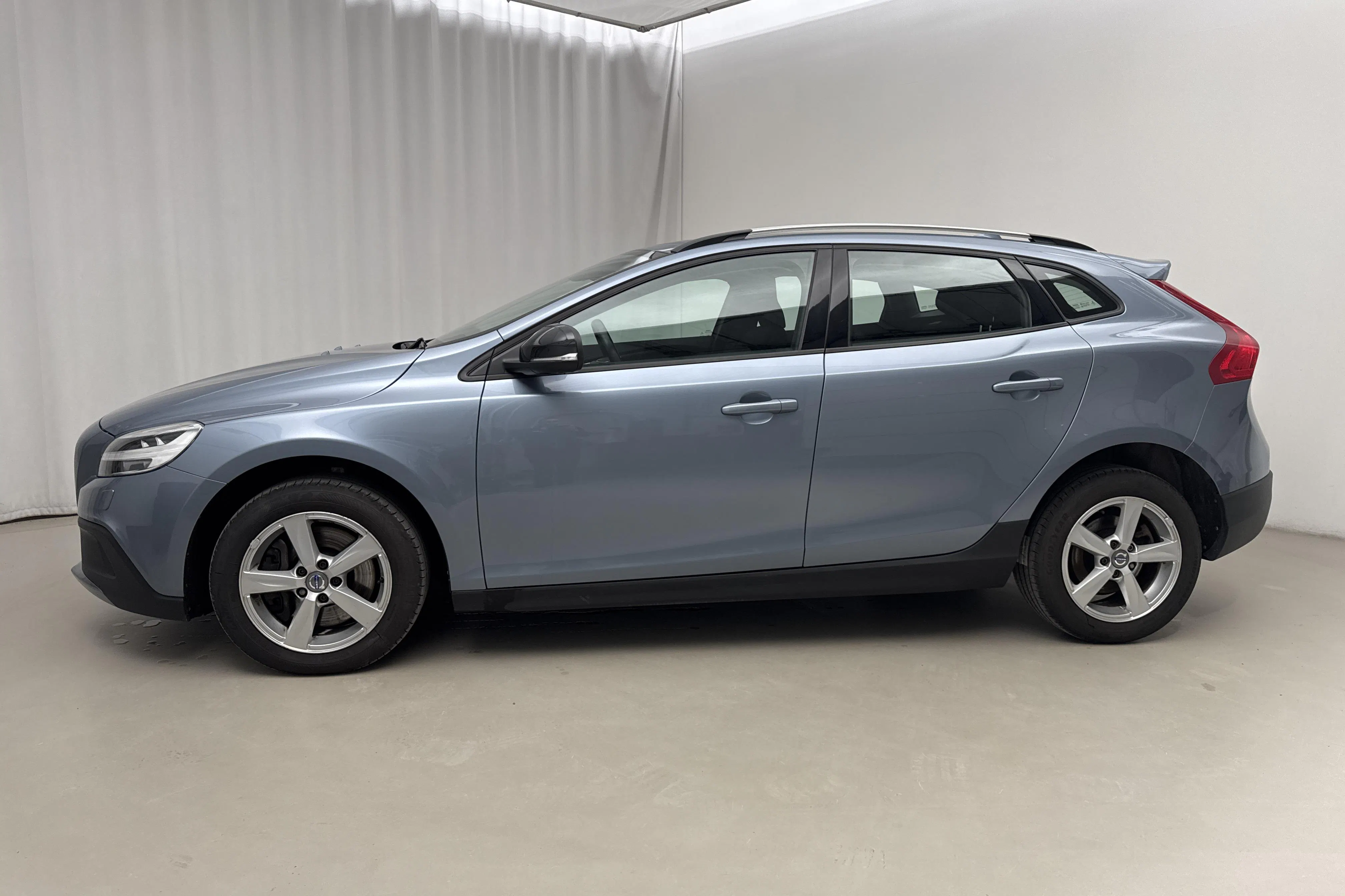 Presentation photo 2 of 17: Volvo V40 Cross Country T3 (152hk) - 53 050 km - Manual - Light Blue - 2017
