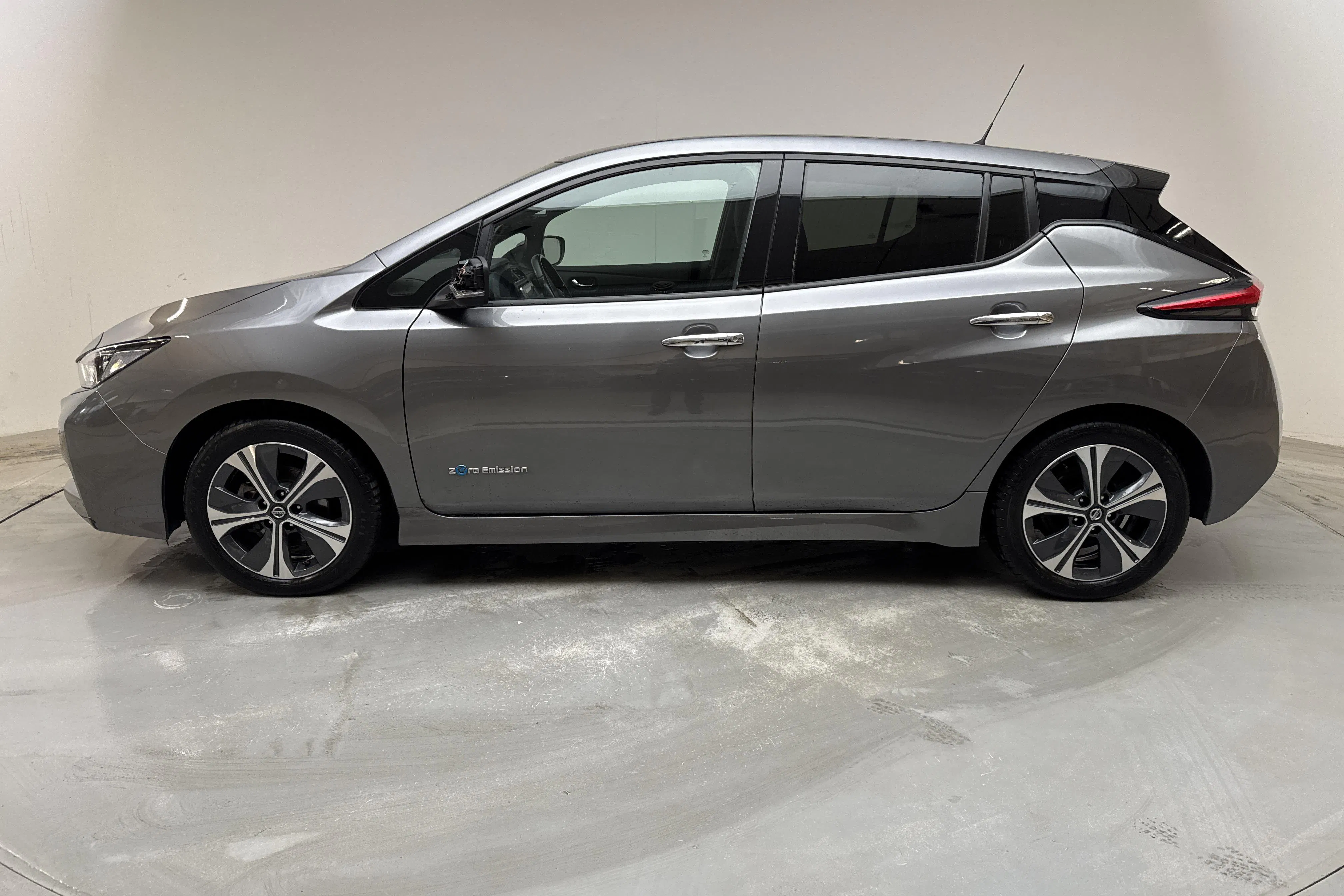 Presentation photo 2 of 16: Nissan LEAF 5dr 39kWh (150hk) - 65 610 km - Automatic - gray - 2019