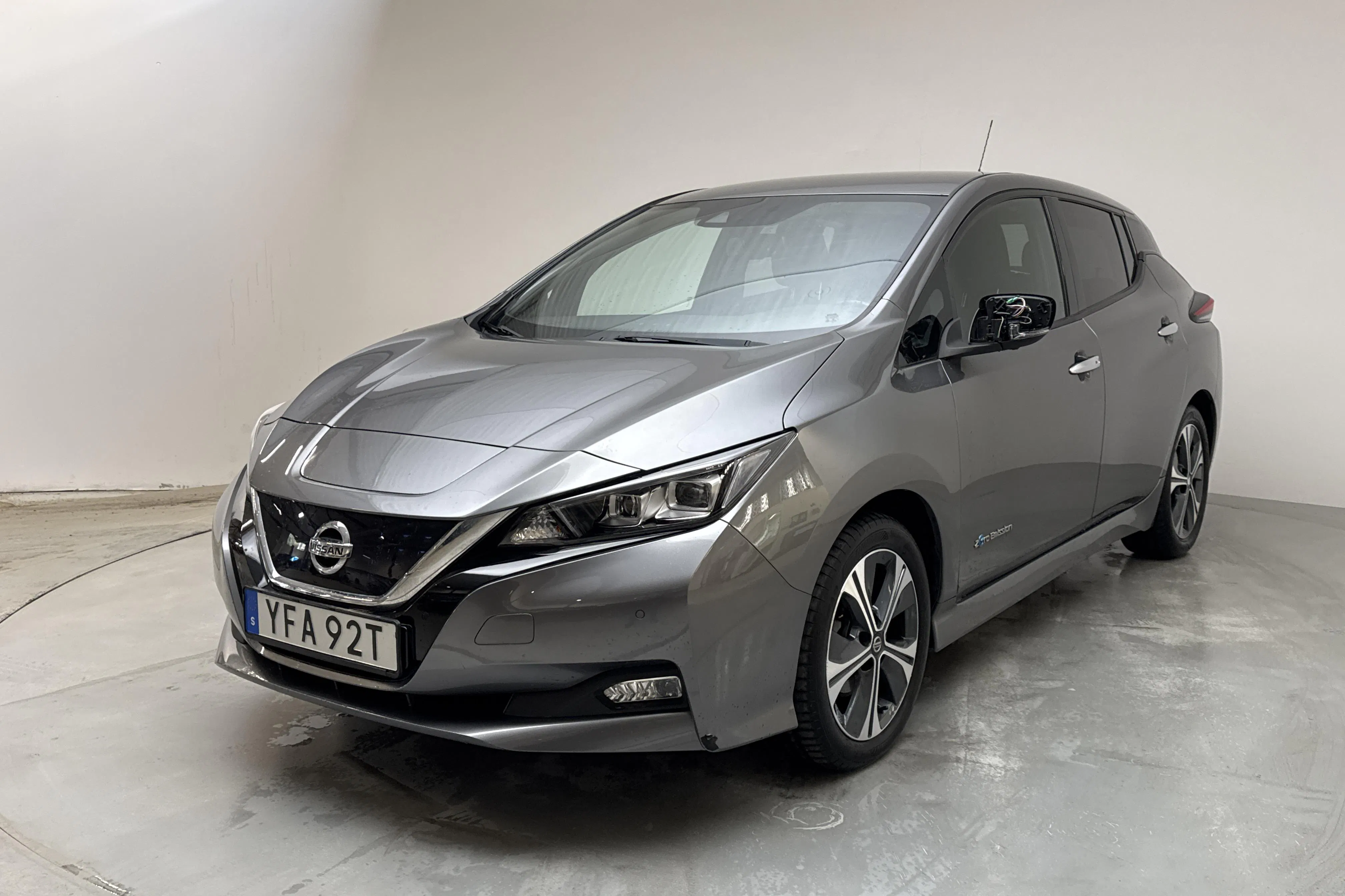 Presentation photo 1 of 16: Nissan LEAF 5dr 39kWh (150hk) - 65 610 km - Automatic - gray - 2019