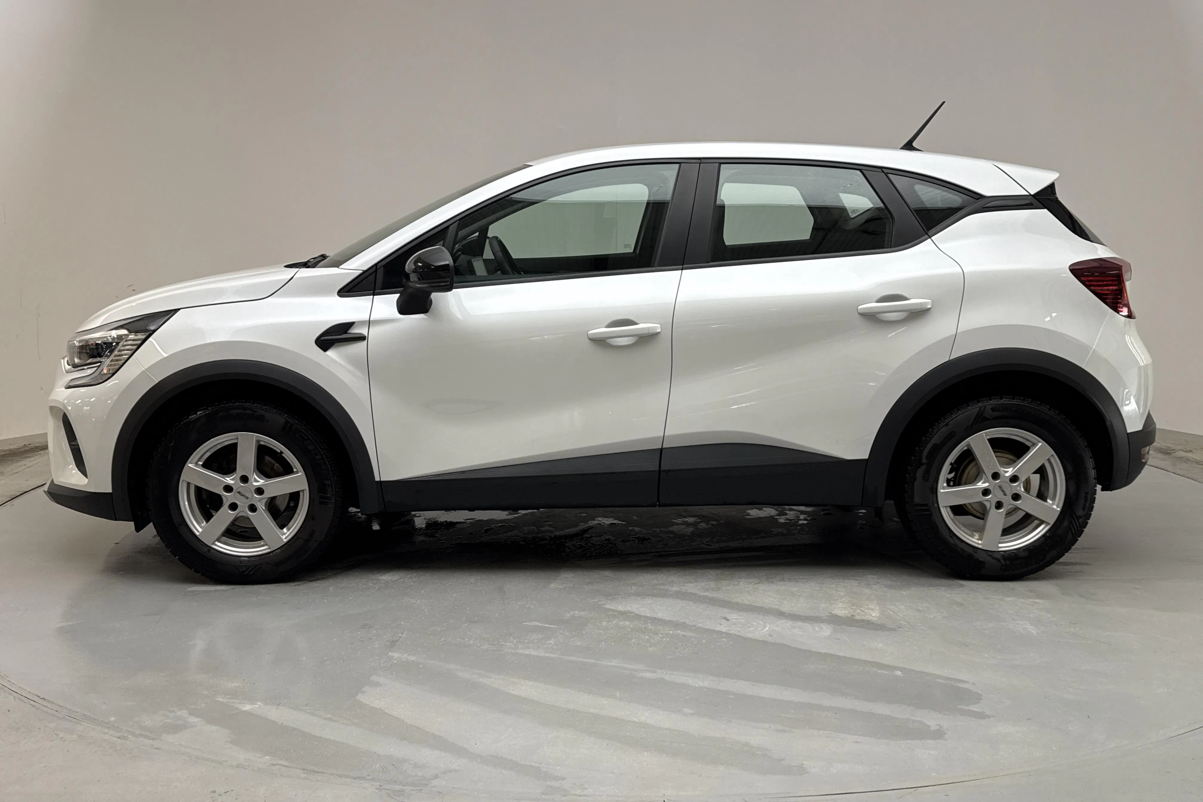 Presentationsfoto 2 av 13: Renault Captur 1.0 TCe (90hk) - 7 798 mil - Manuell - vit - 2022