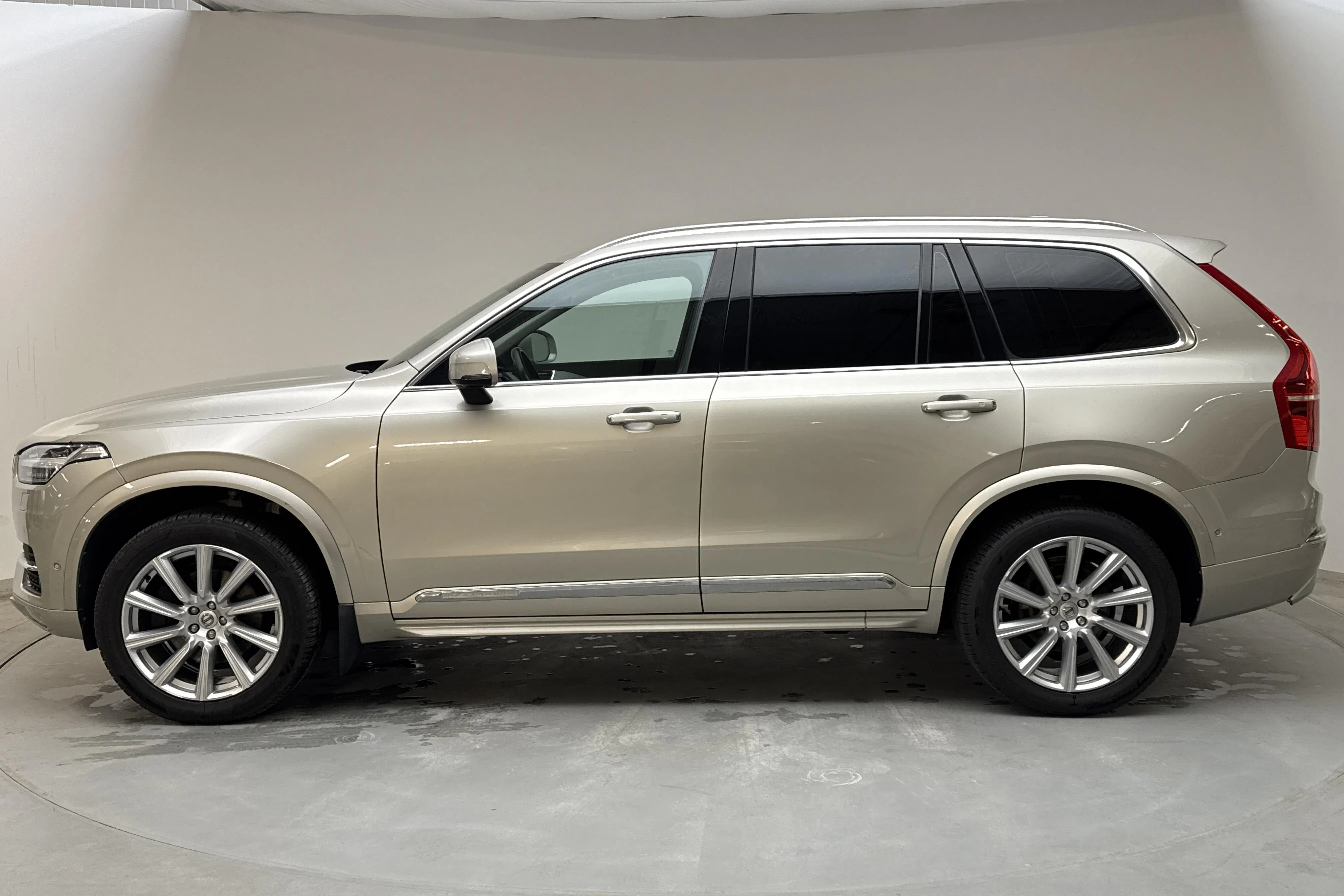 Presentationsfoto 2 av 16: Volvo XC90 D4 AWD (190hk) - 15 668 mil - Automat - Light Brown - 2018