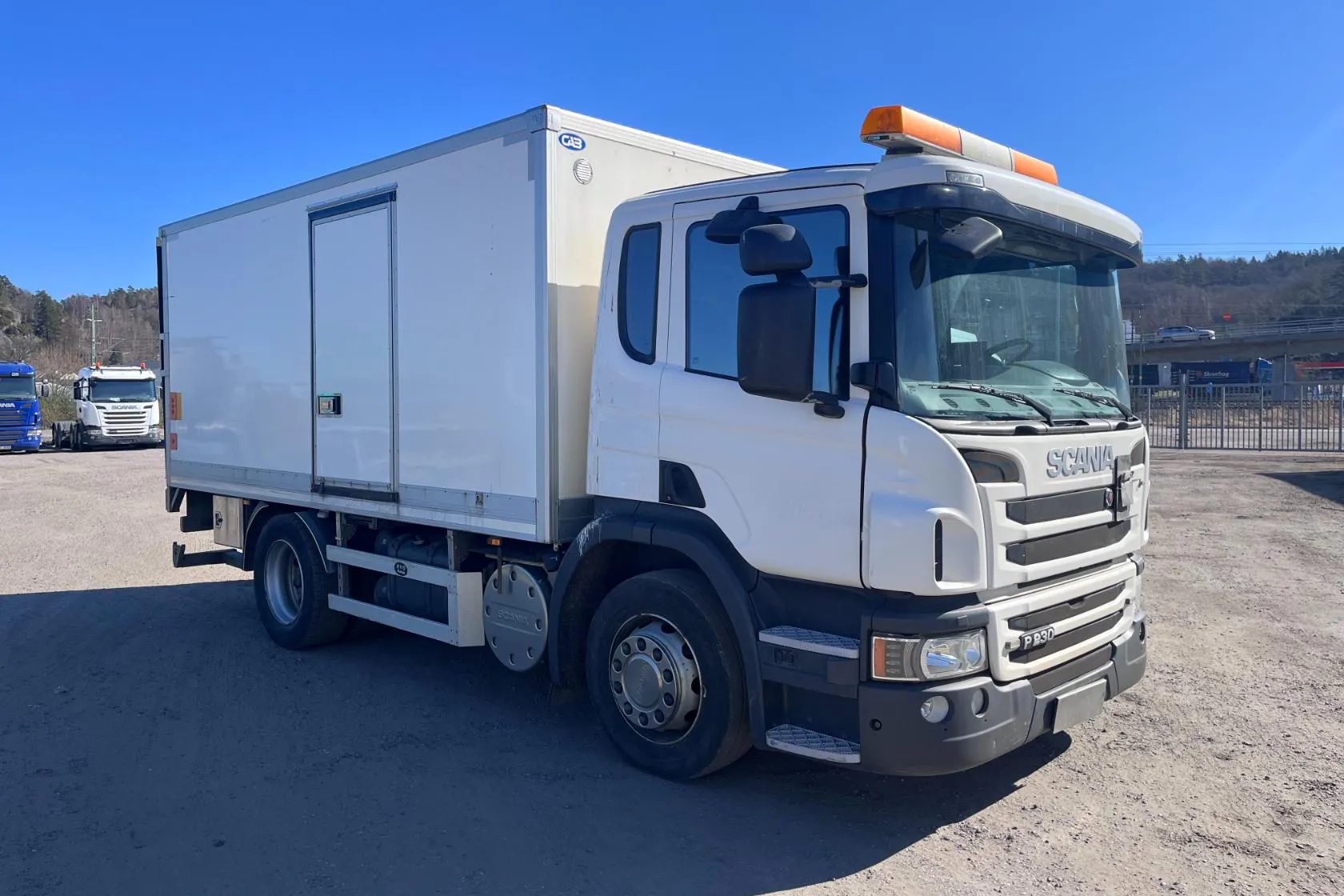 Presentationsfoto 2 av 82: SCANIA P230LB 4X2 MLB - 242 152 km - Automat - vit - 2013