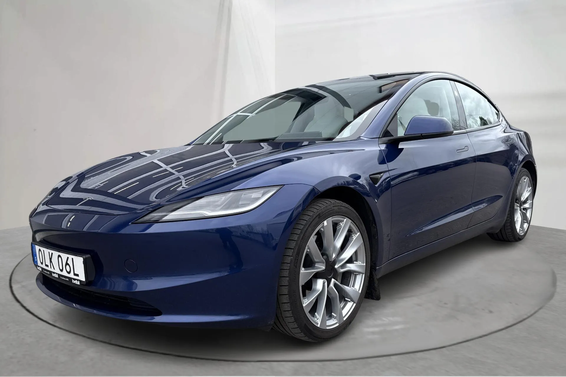 Presentationsfoto 1 av 24: Tesla Model 3 Standard Range RWD - 5 800 mil - Automat - blå - 2024