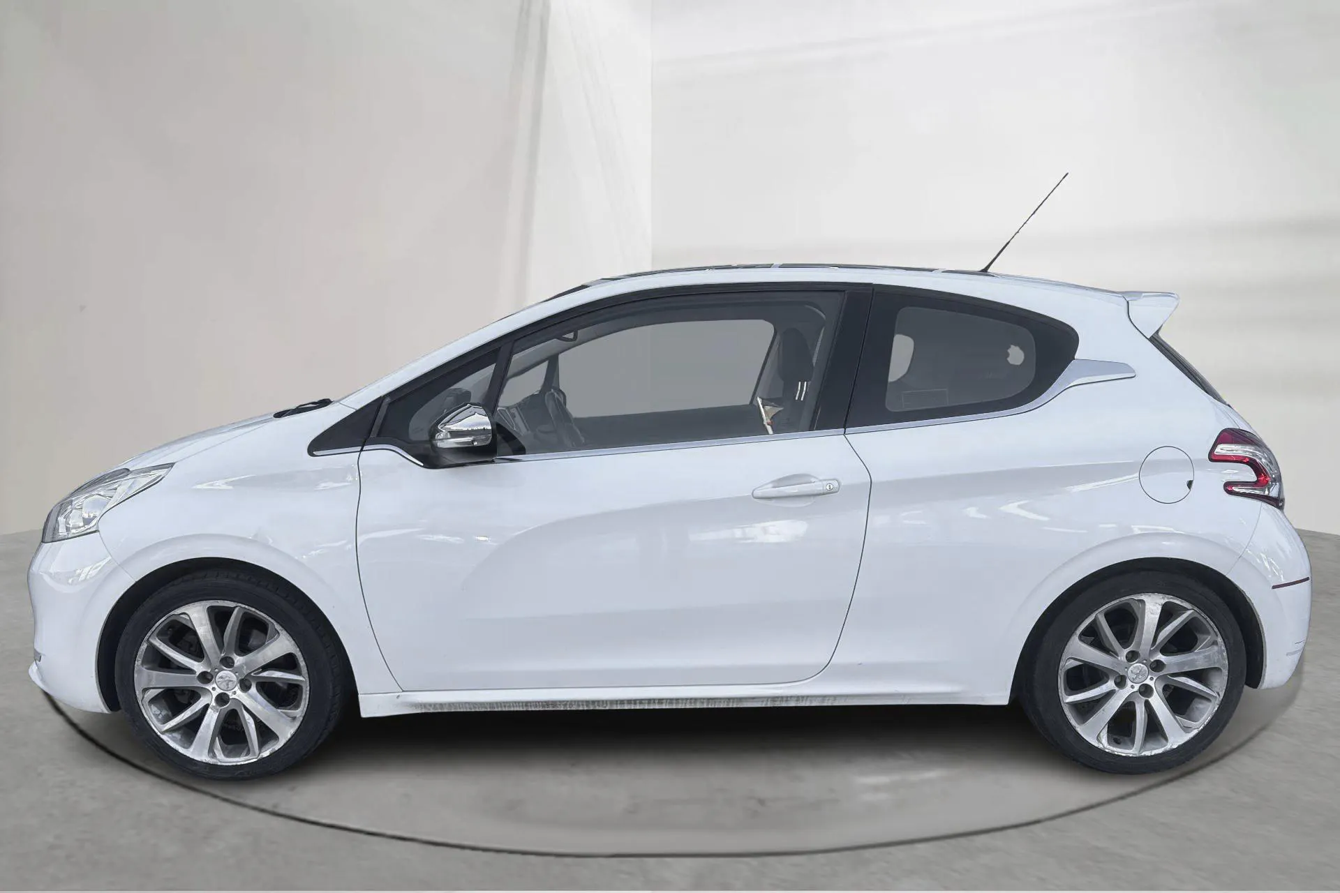 Presentation photo 2 of 16: Peugeot 208 1.6 Turbo 3dr (156hk) - 120 210 km - Manual - white - 2013