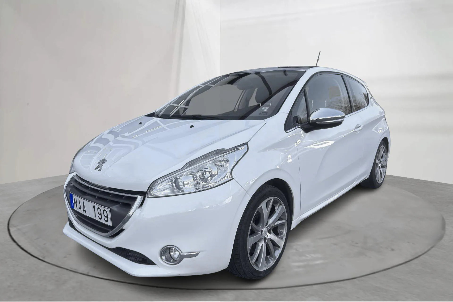 Presentation photo 1 of 16: Peugeot 208 1.6 Turbo 3dr (156hk) - 120 210 km - Manual - white - 2013