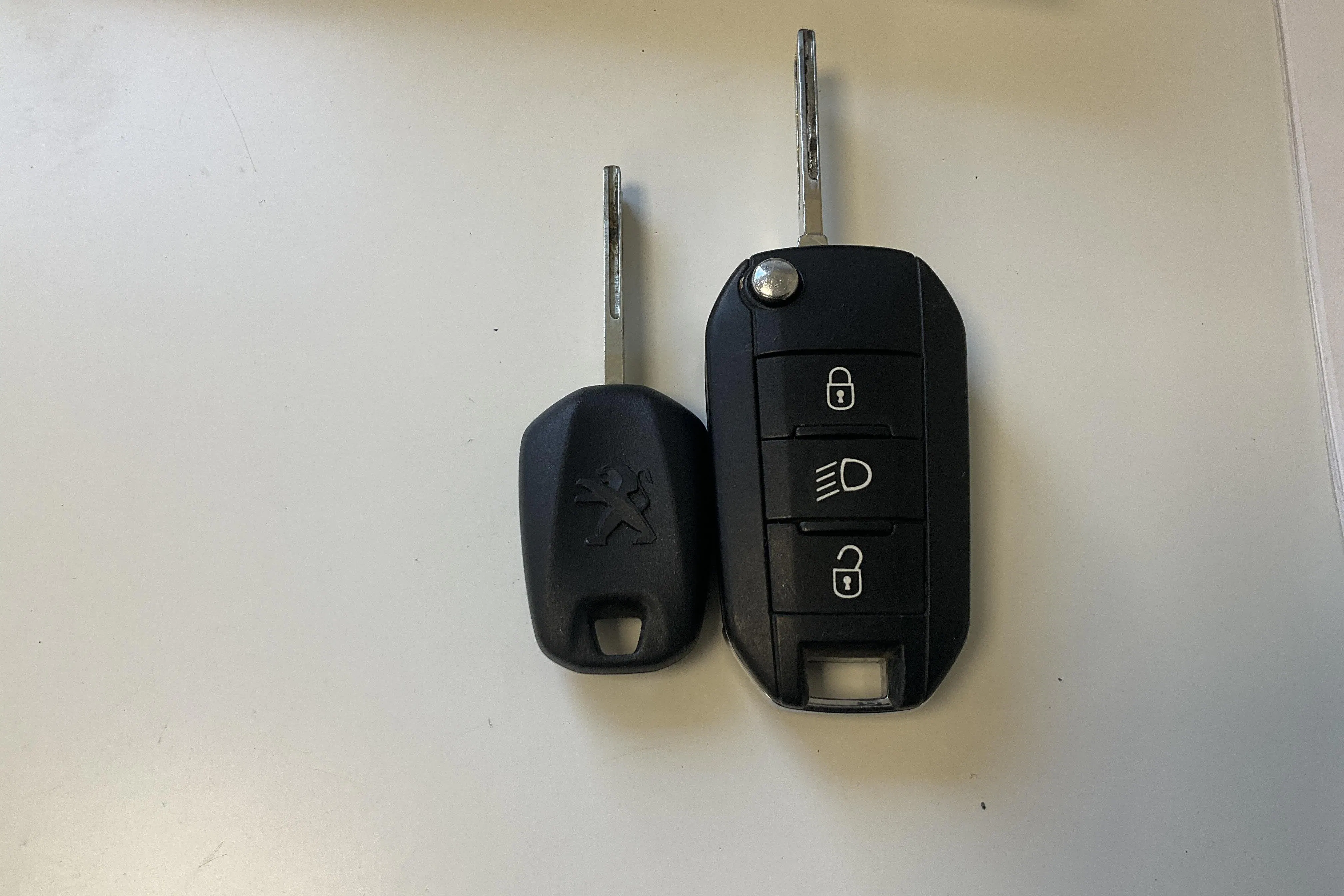 Presentation photo 16 of 16: Peugeot 208 1.6 Turbo 3dr (156hk) - 120 210 km - Manual - white - 2013