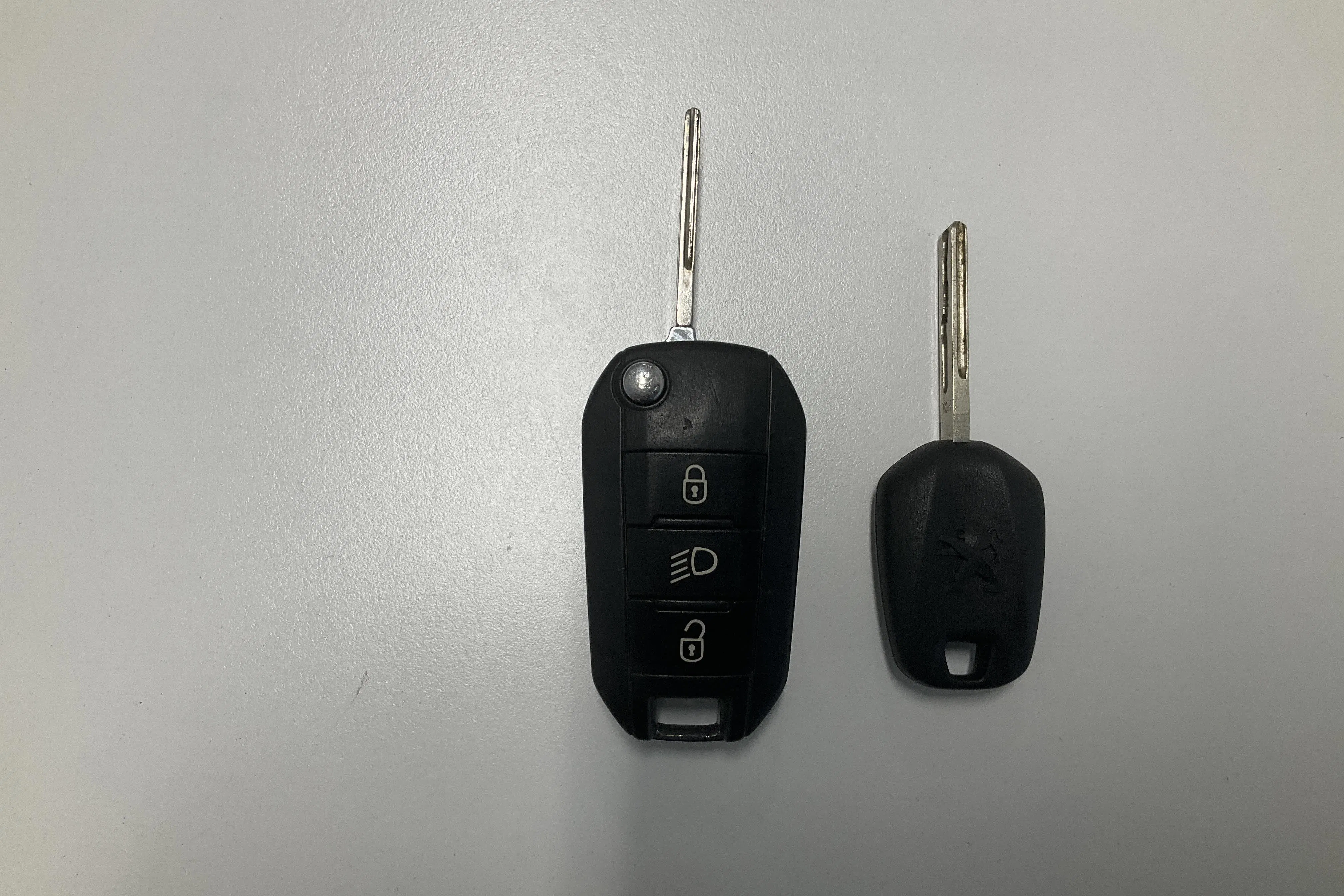 Presentation photo 13 of 13: Peugeot 208 PureTech 5dr (82hk) - 273 550 km - Automatic - black - 2016