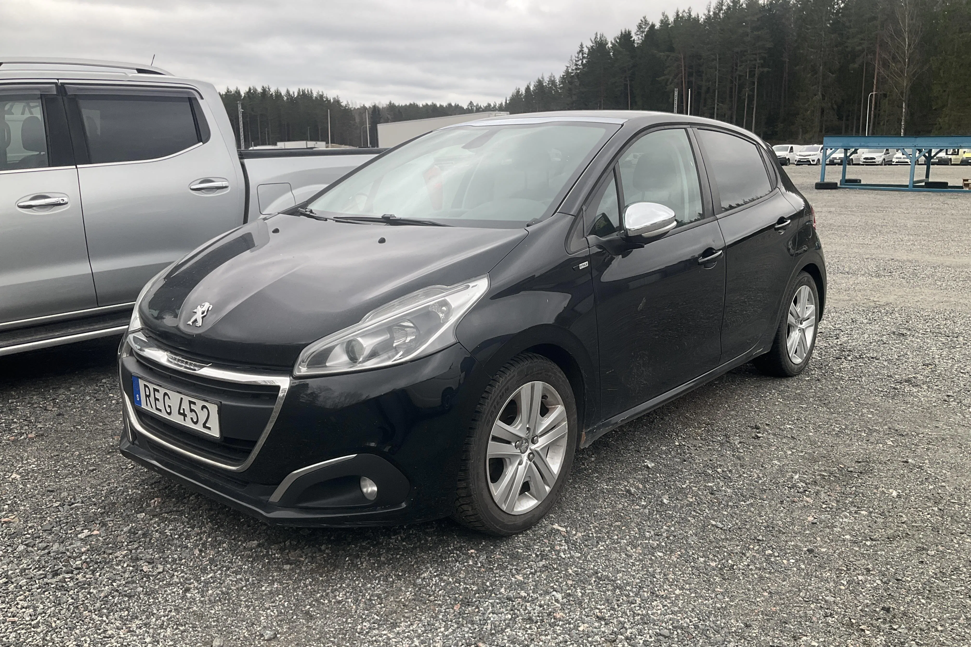 Presentation photo 1 of 13: Peugeot 208 PureTech 5dr (82hk) - 273 550 km - Automatic - black - 2016