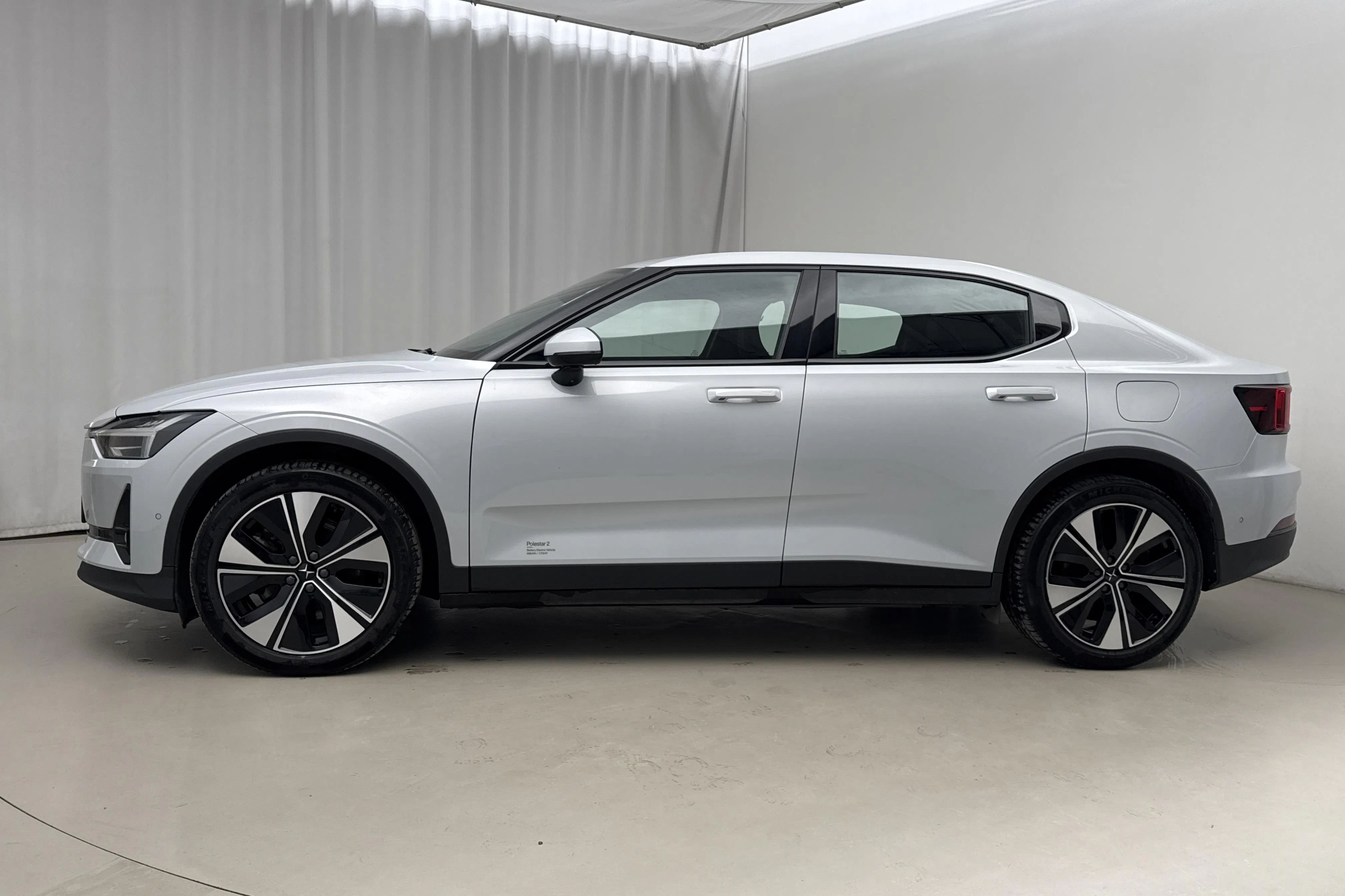 Presentationsfoto 2 av 26: Polestar 2 Standard range Single motor (231hk) - 12 428 mil - Automat - silver - 2023