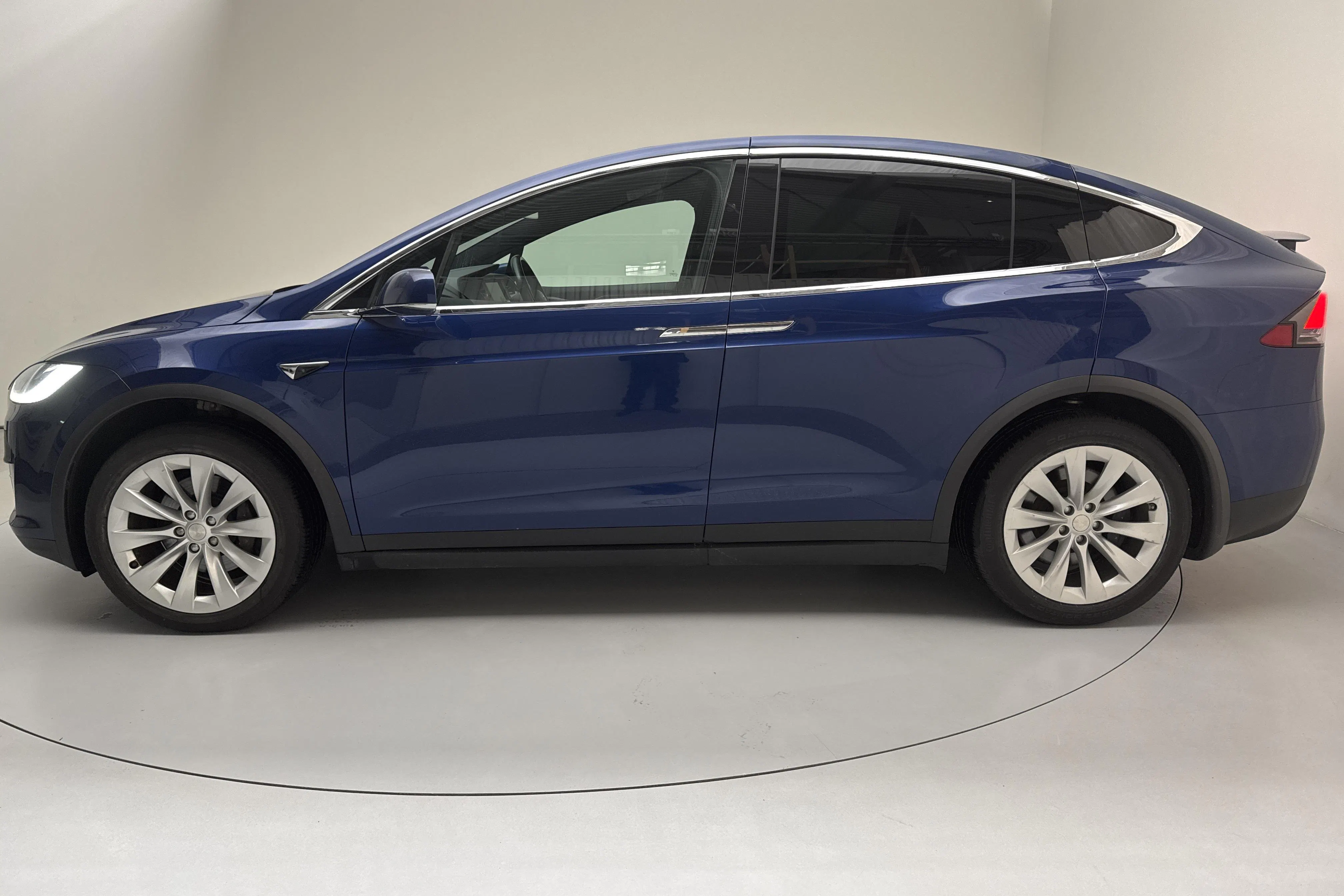 Presentationsfoto 2 av 19: Tesla Model X Dual Motor Long Range AWD - 17 218 mil - Automat - blå - 2019