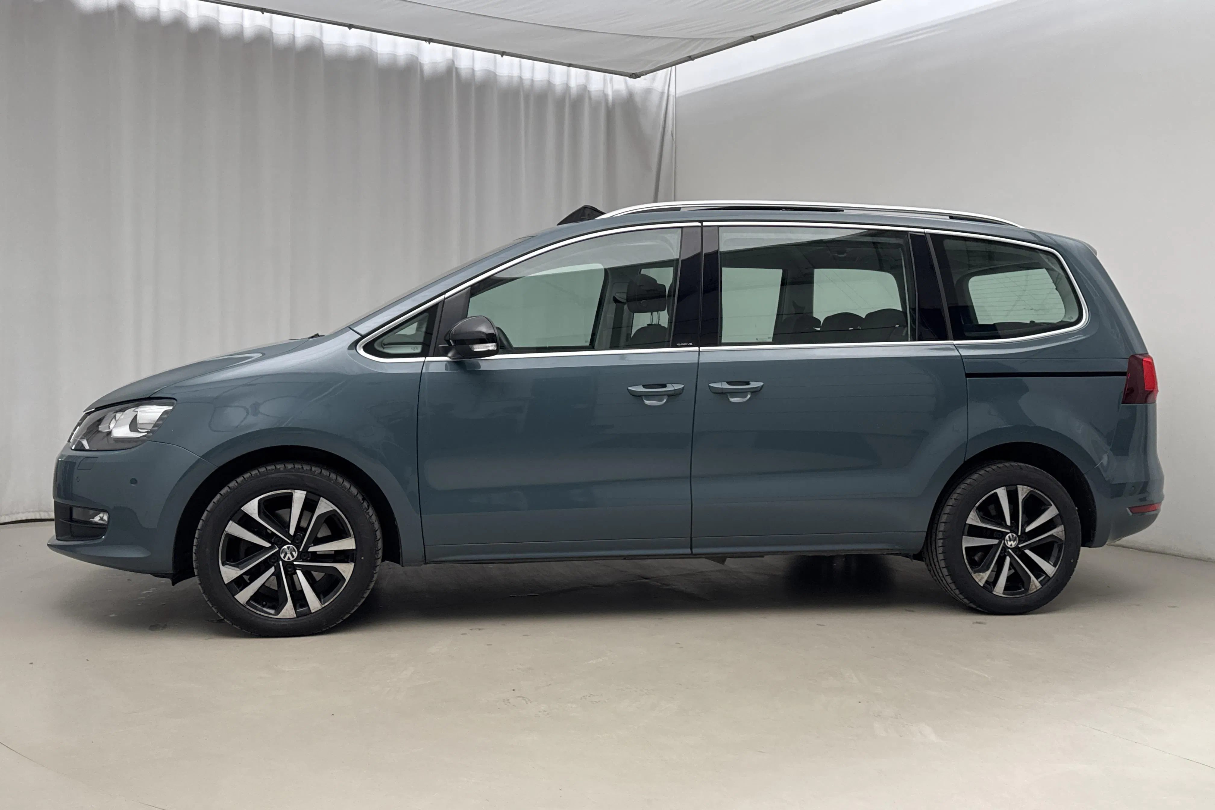Esittelykuva 2 osoitteesta 26: VW Sharan 2.0 TDI (150hk) - 130 220 km - Automaattinen - sininen - 2020
