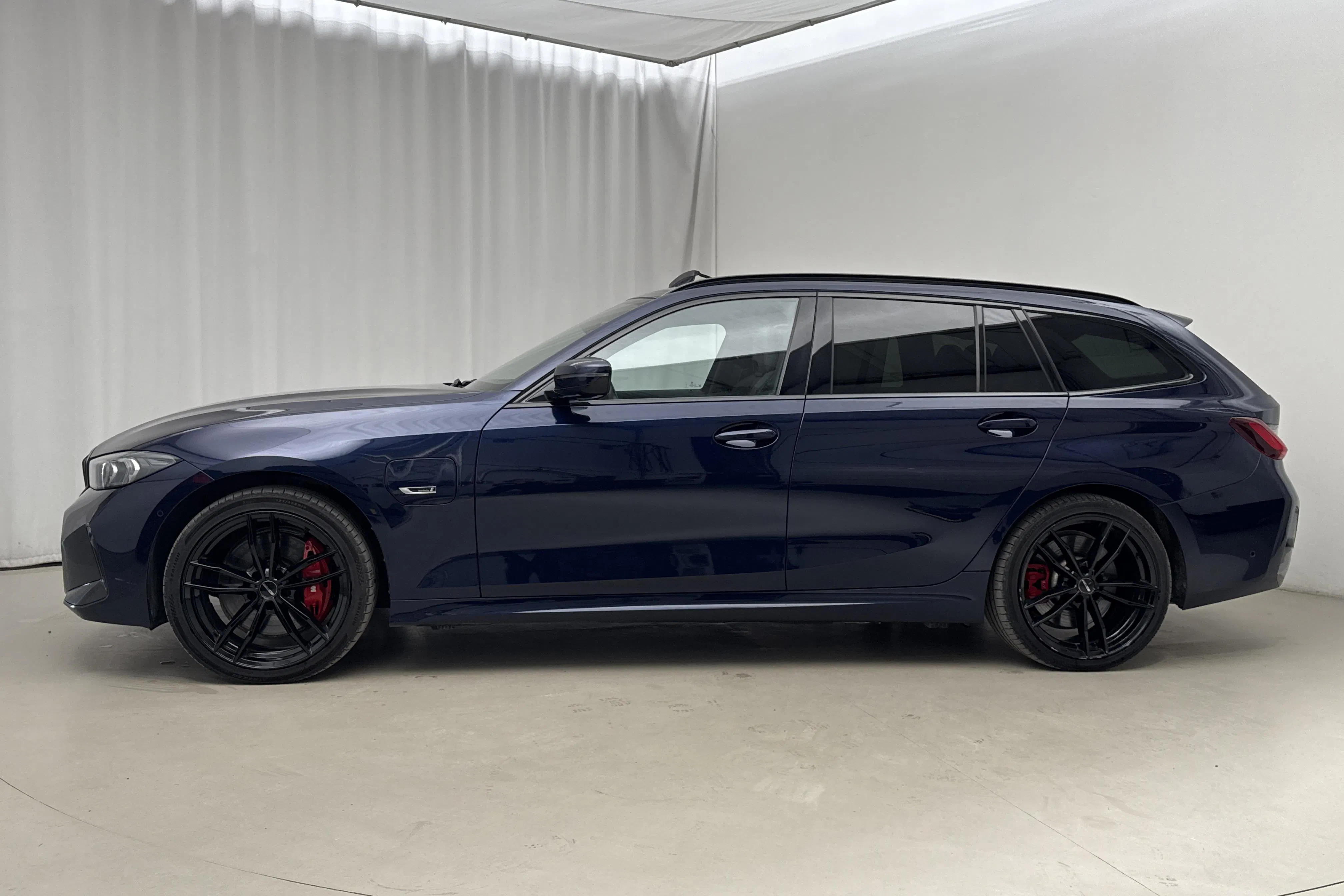 Presentationsfoto 2 av 31: BMW 330e xDrive Touring LCI, G21 (292hk) - 5 380 mil - Automat - blå - 2023