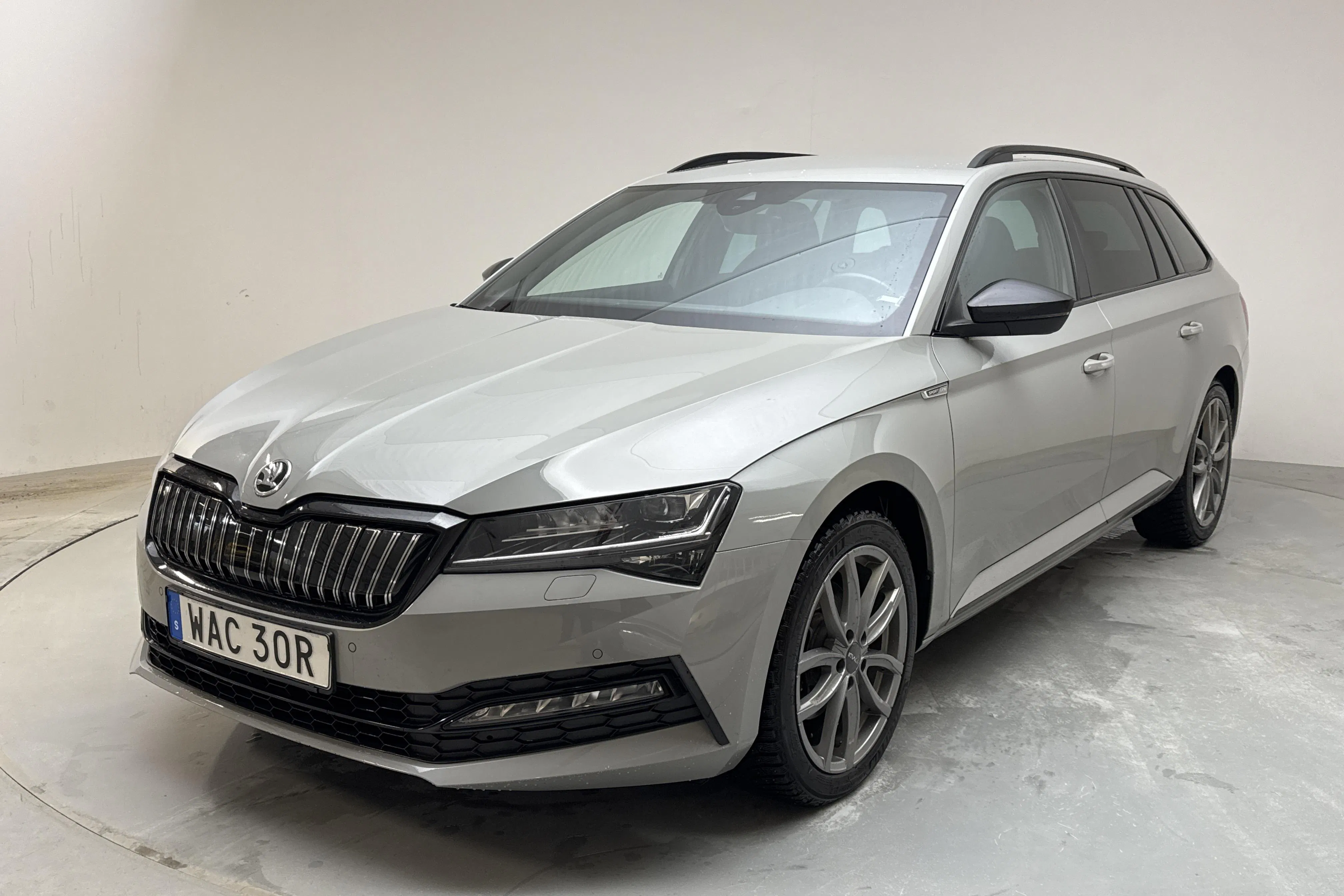 Presentation photo 1 of 18: Skoda Superb 1.4 TSI PHEV Kombi (218hk) - 102 520 km - Automatic - gray - 2023
