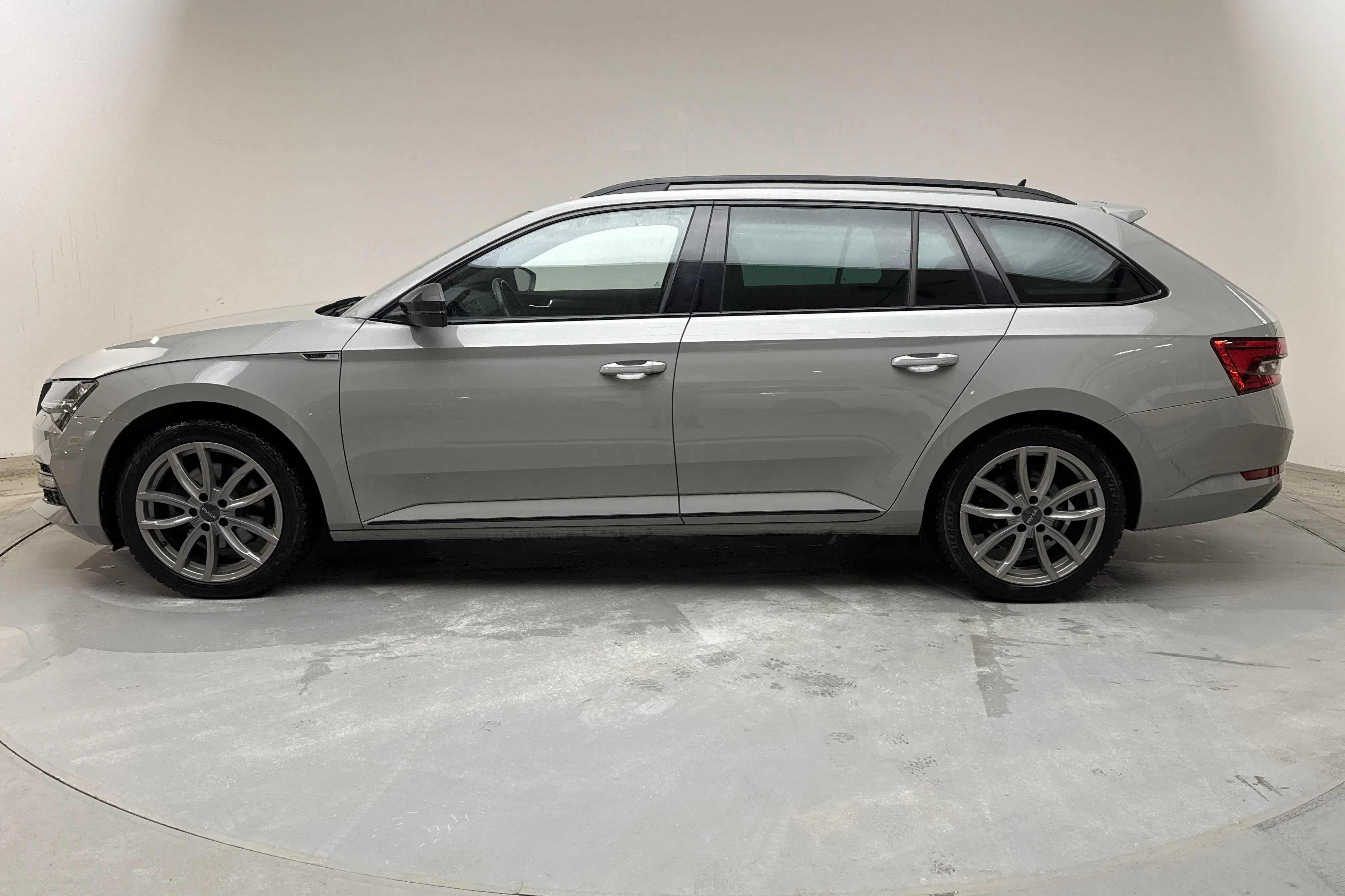 Presentation photo 2 of 18: Skoda Superb 1.4 TSI PHEV Kombi (218hk) - 102 520 km - Automatic - gray - 2023