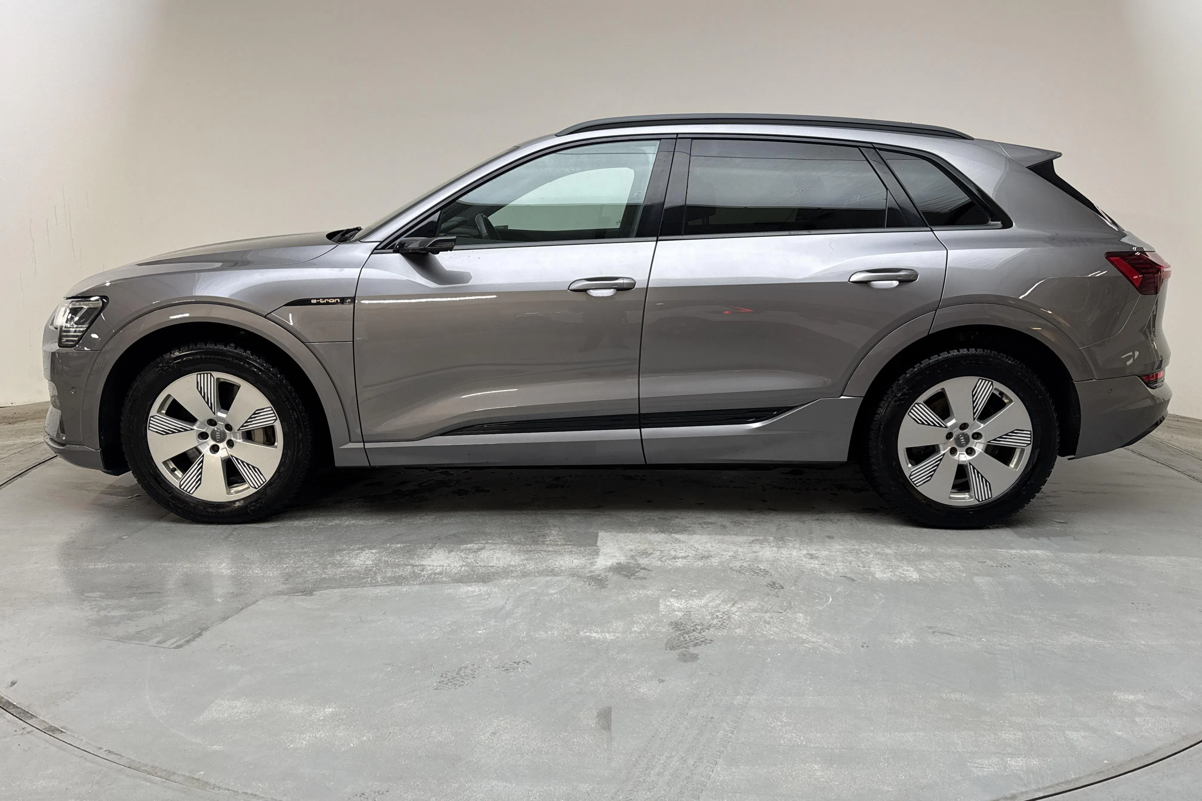 Presentationsfoto 2 av 18: Audi e-tron 55 quattro 95kWh (360hk) - 14 246 mil - Automat - grå - 2020