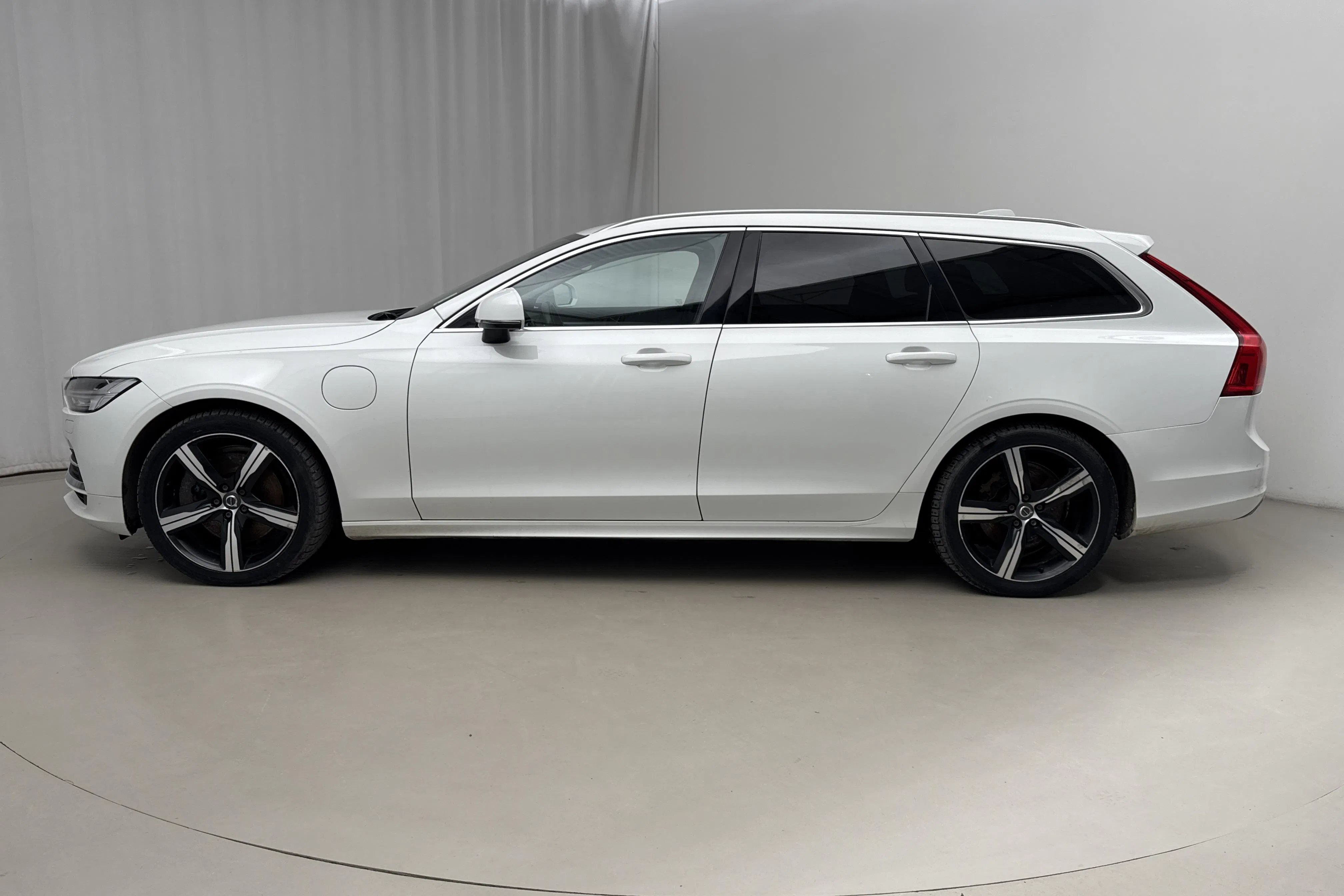 Presentationsfoto 2 av 17: Volvo V90 T8 AWD Twin Engine (390hk) - 20 963 mil - Automat - vit - 2020