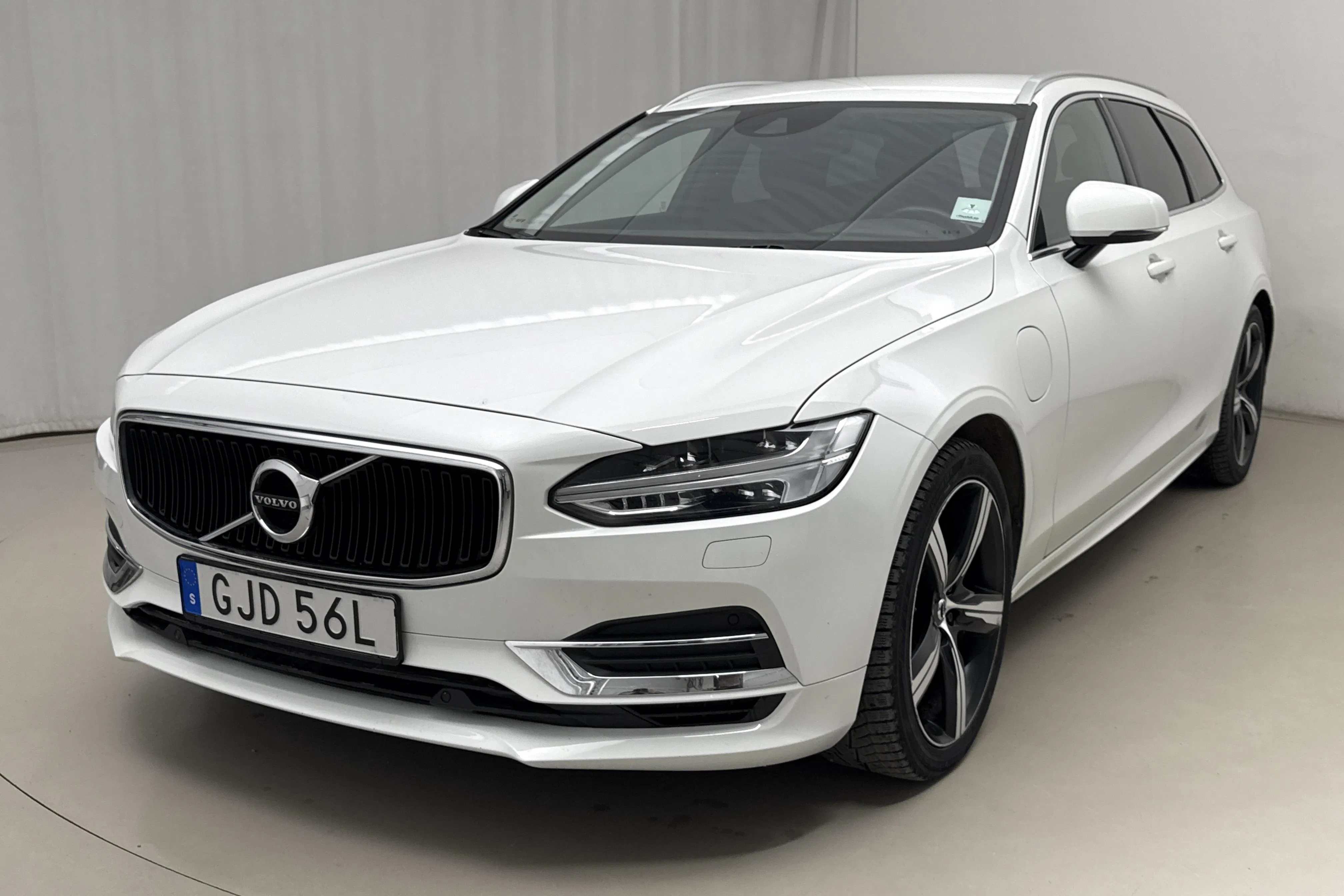 Presentationsfoto 1 av 17: Volvo V90 T8 AWD Twin Engine (390hk) - 20 963 mil - Automat - vit - 2020
