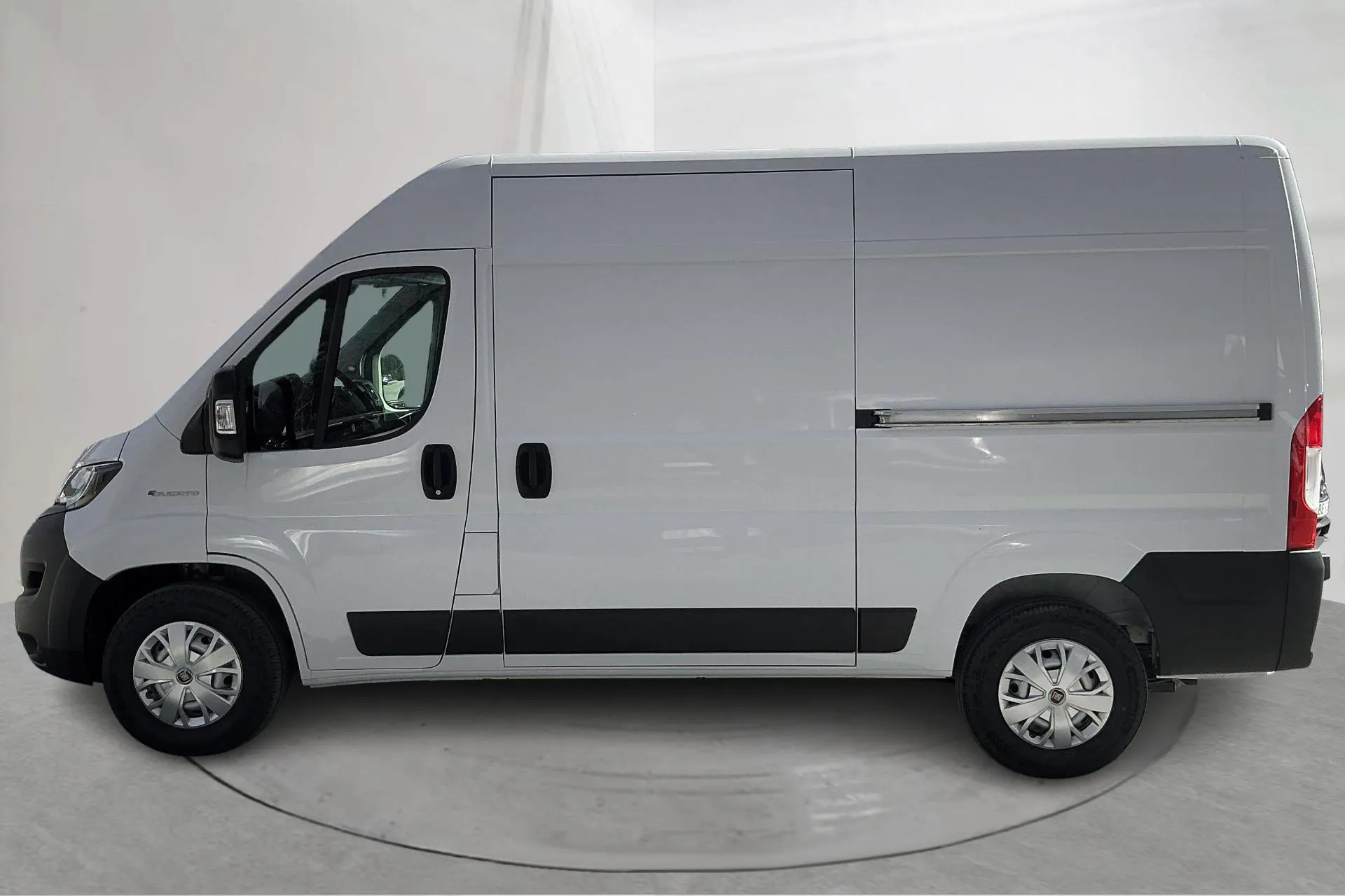 Presentation photo 2 of 14: Fiat E-Ducato Skåp 79kWh (122hk) - 800 km - Automatic - white - 2022