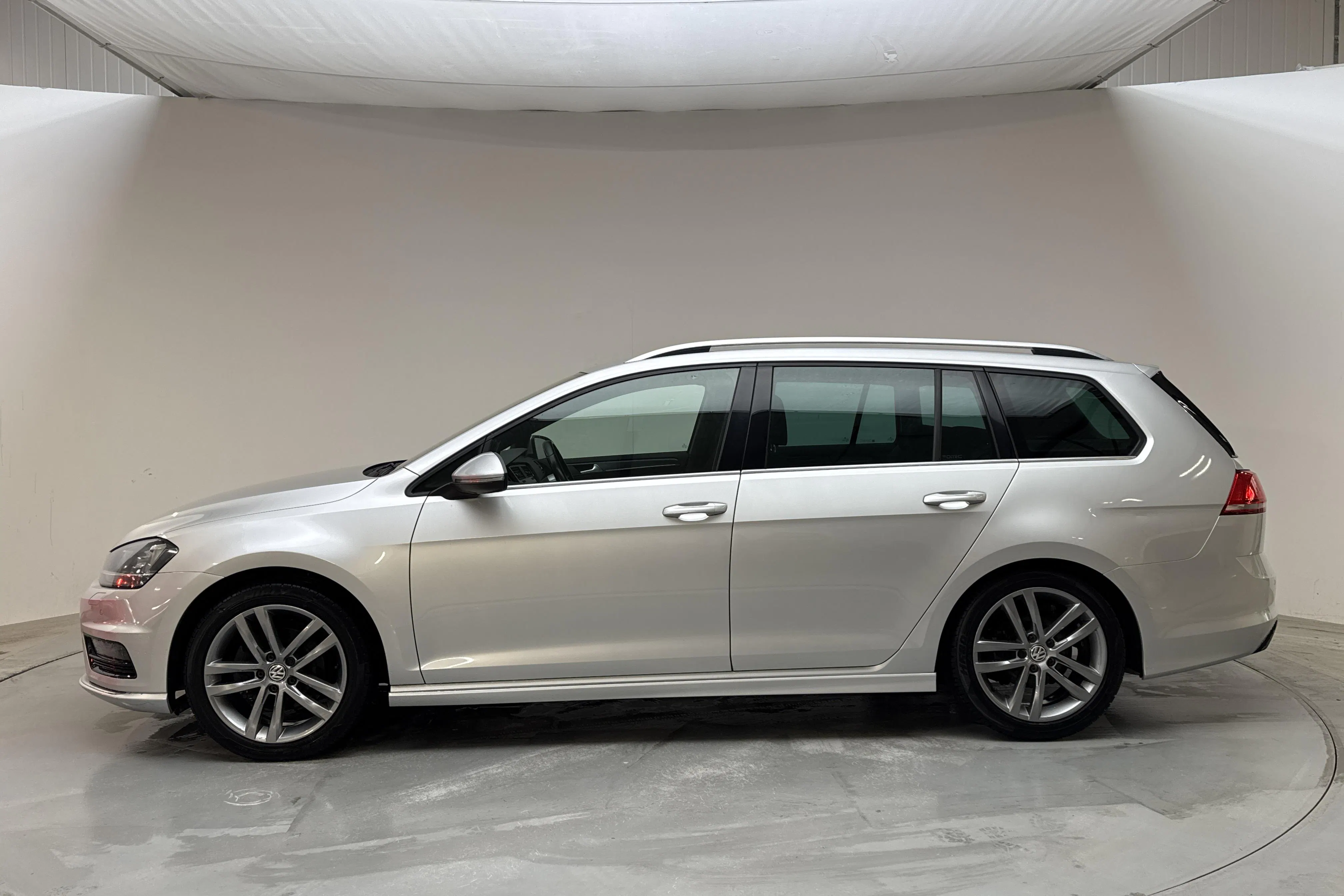 Zdjęcie prezentacyjne 2 z 12: VW Golf VII 1.4 TSI Sportscombi (140hk) - 110 730 km - Automatyczna - srebro - 2015