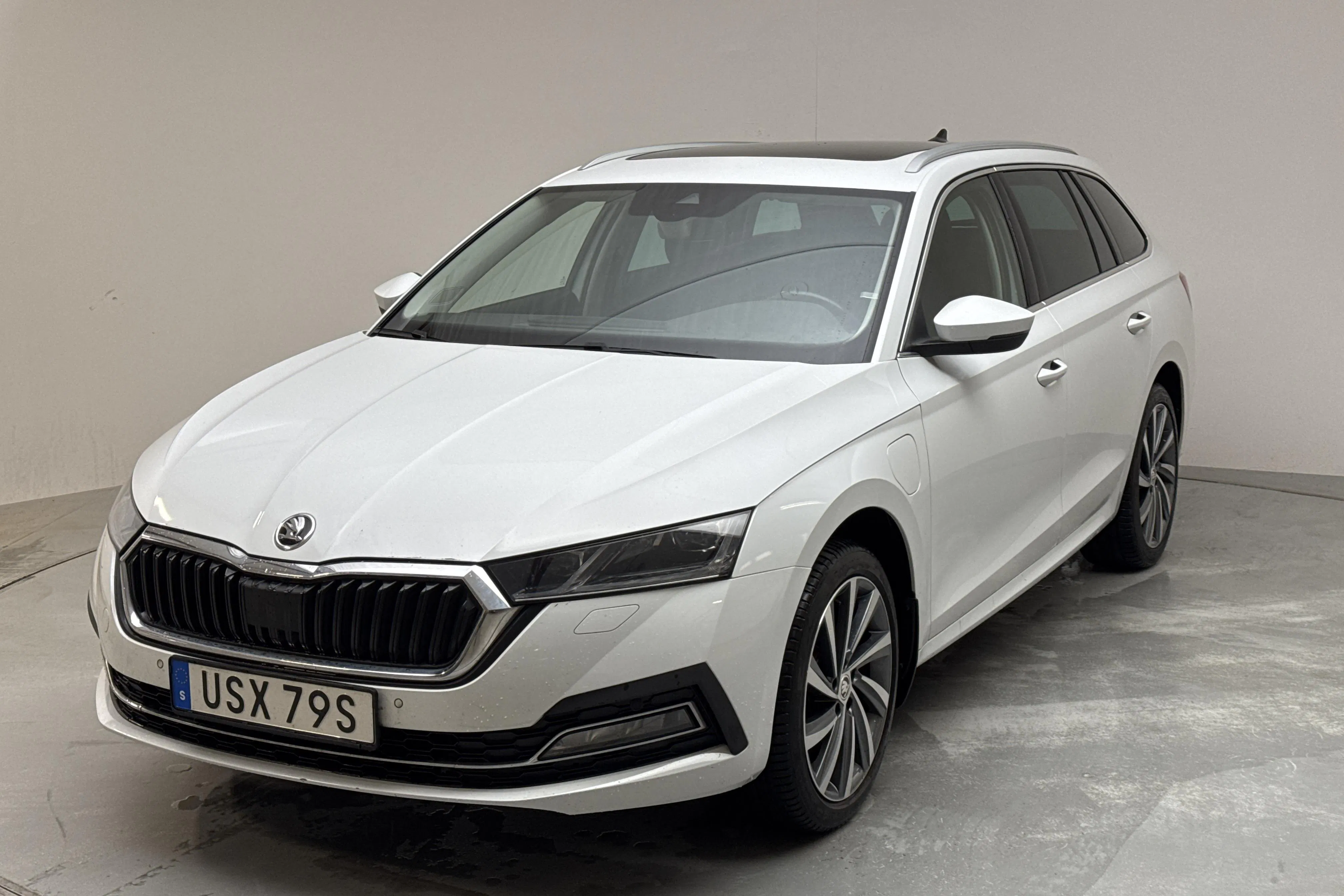 Presentationsfoto 1 av 17: Skoda Octavia 1.4 iV PHEV Combi (204hk) - 7 346 mil - Automat - vit - 2021