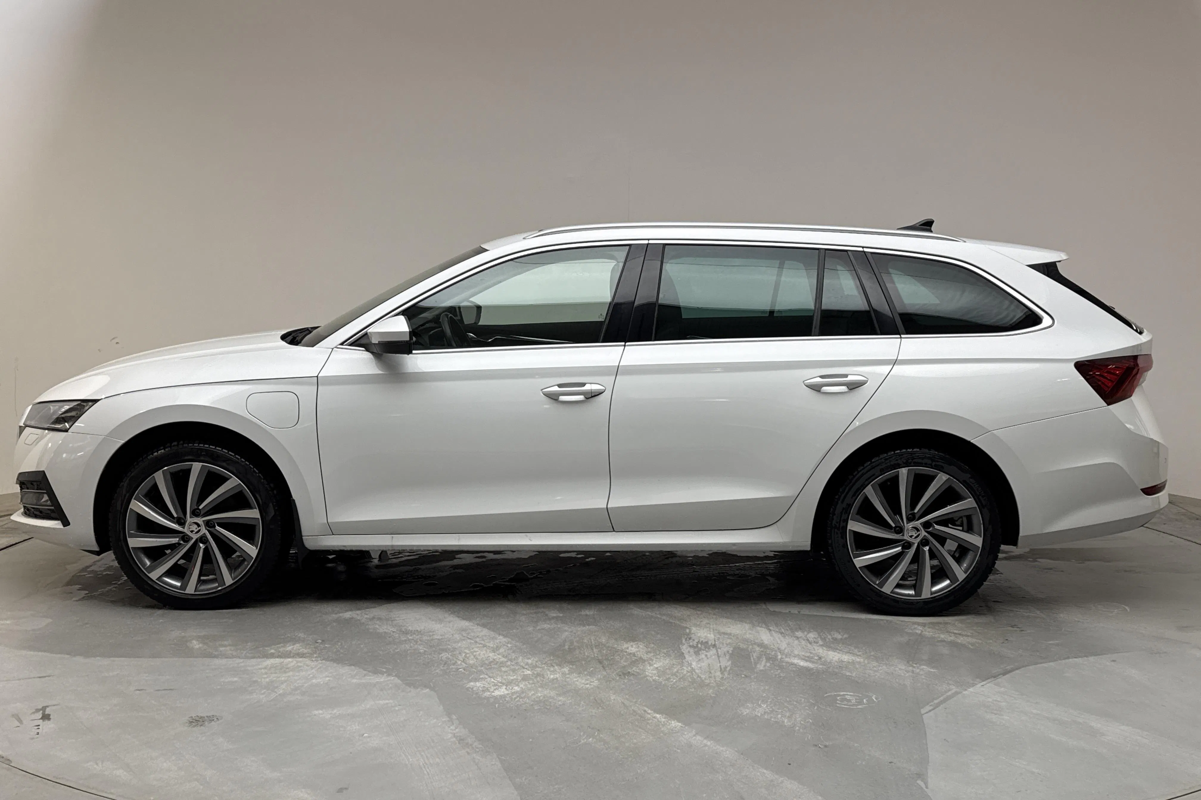 Presentationsfoto 2 av 17: Skoda Octavia 1.4 iV PHEV Combi (204hk) - 7 346 mil - Automat - vit - 2021