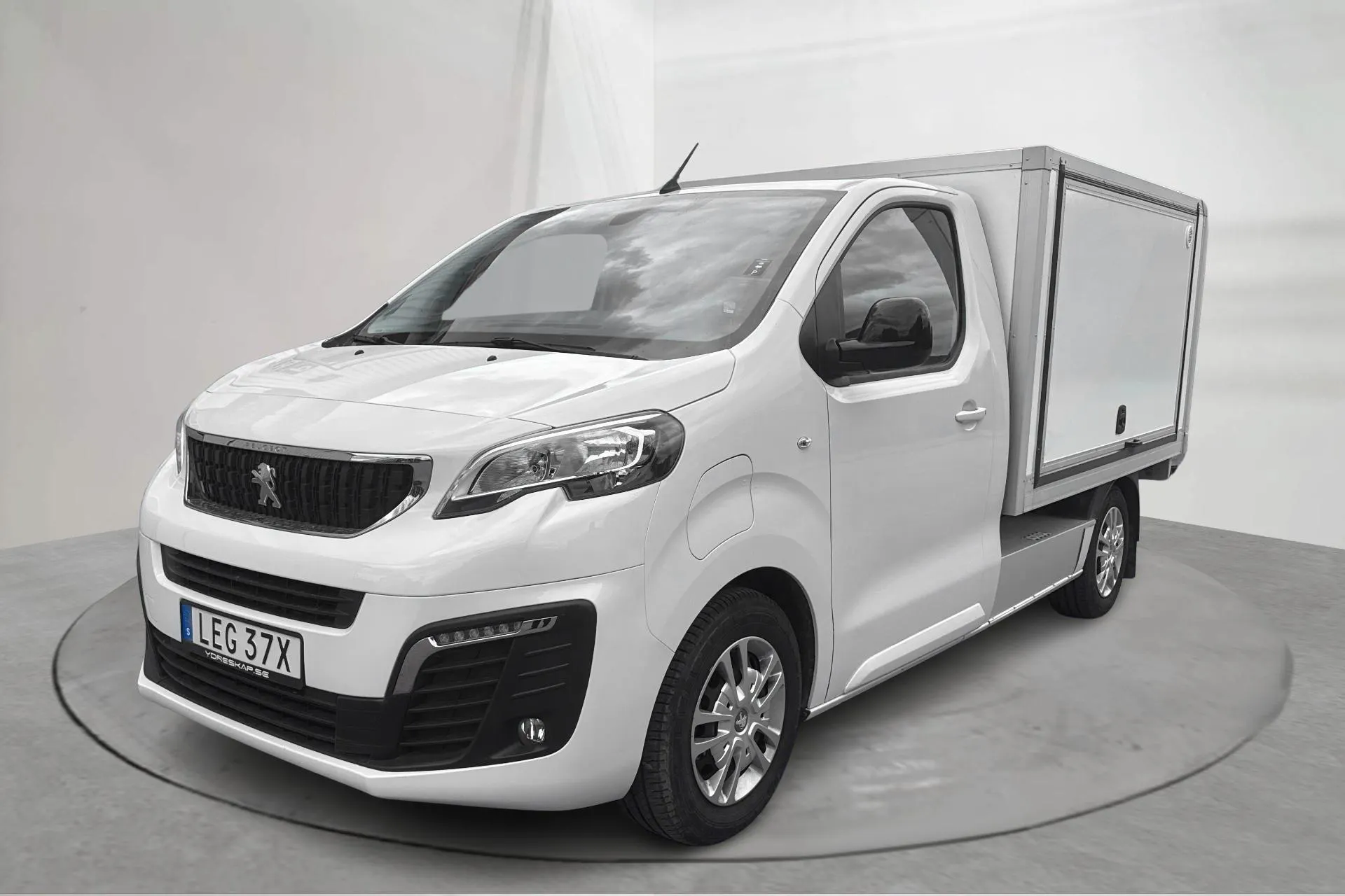 Presentation photo 1 of 16: Peugeot e-Expert Pickup 75kWh (136hk) - 22 060 km - Automatic - white - 2023
