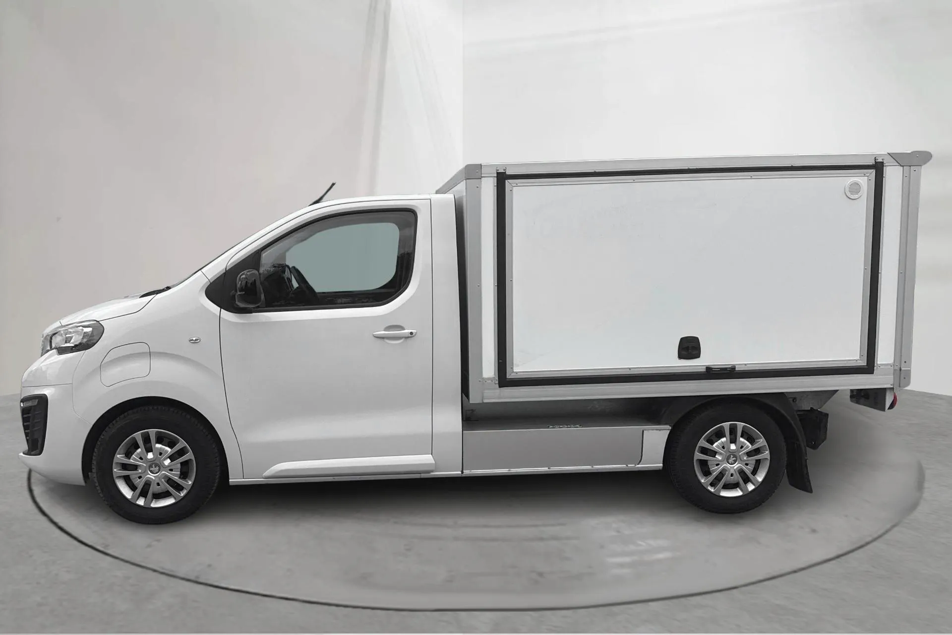 Presentation photo 2 of 16: Peugeot e-Expert Pickup 75kWh (136hk) - 22 060 km - Automatic - white - 2023