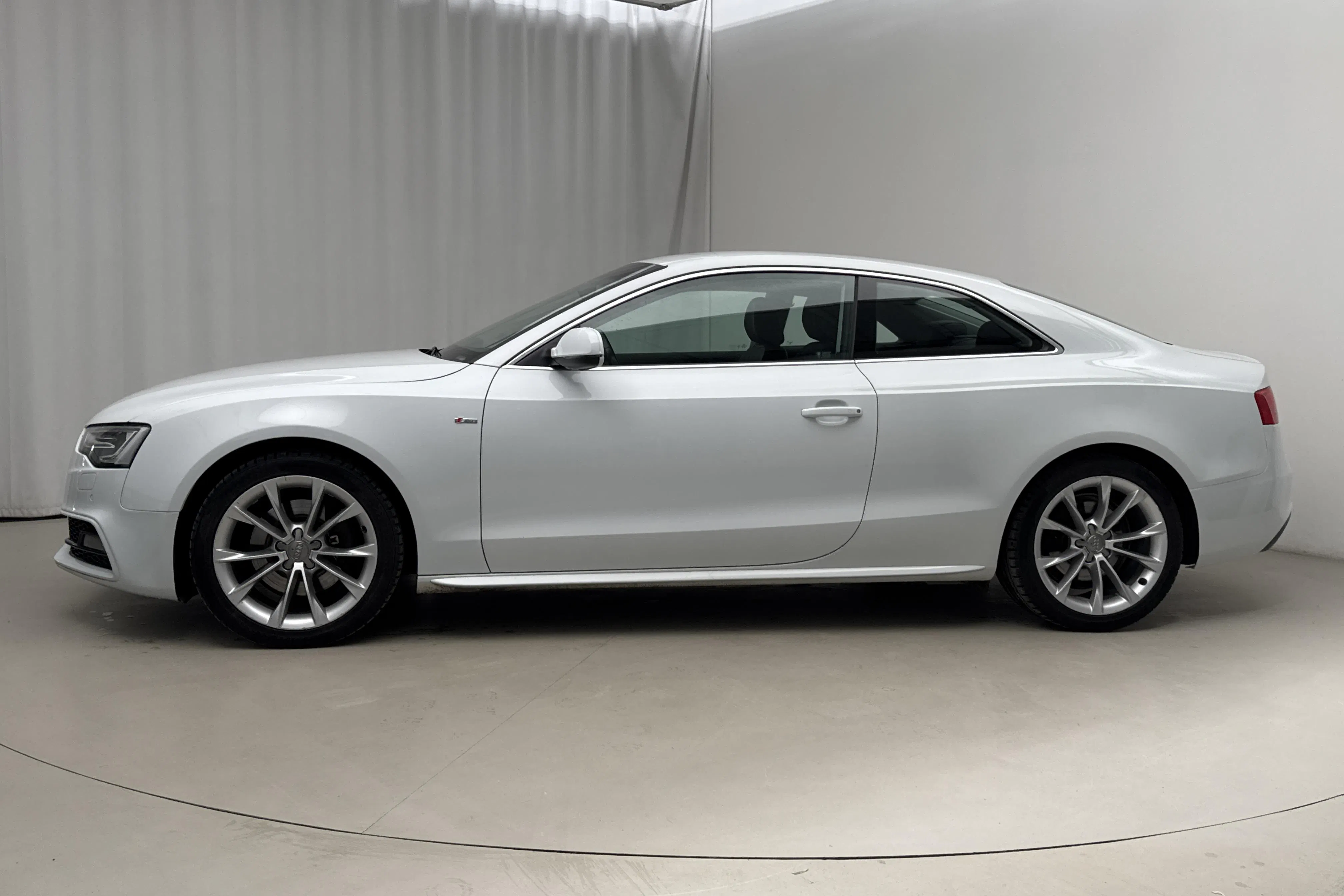 Esitlusfoto 2 aadressil 15: Audi A5 2.0 TFSI Coupé quattro (211hk) - 130 520 km - Automaatne - valge - 2012