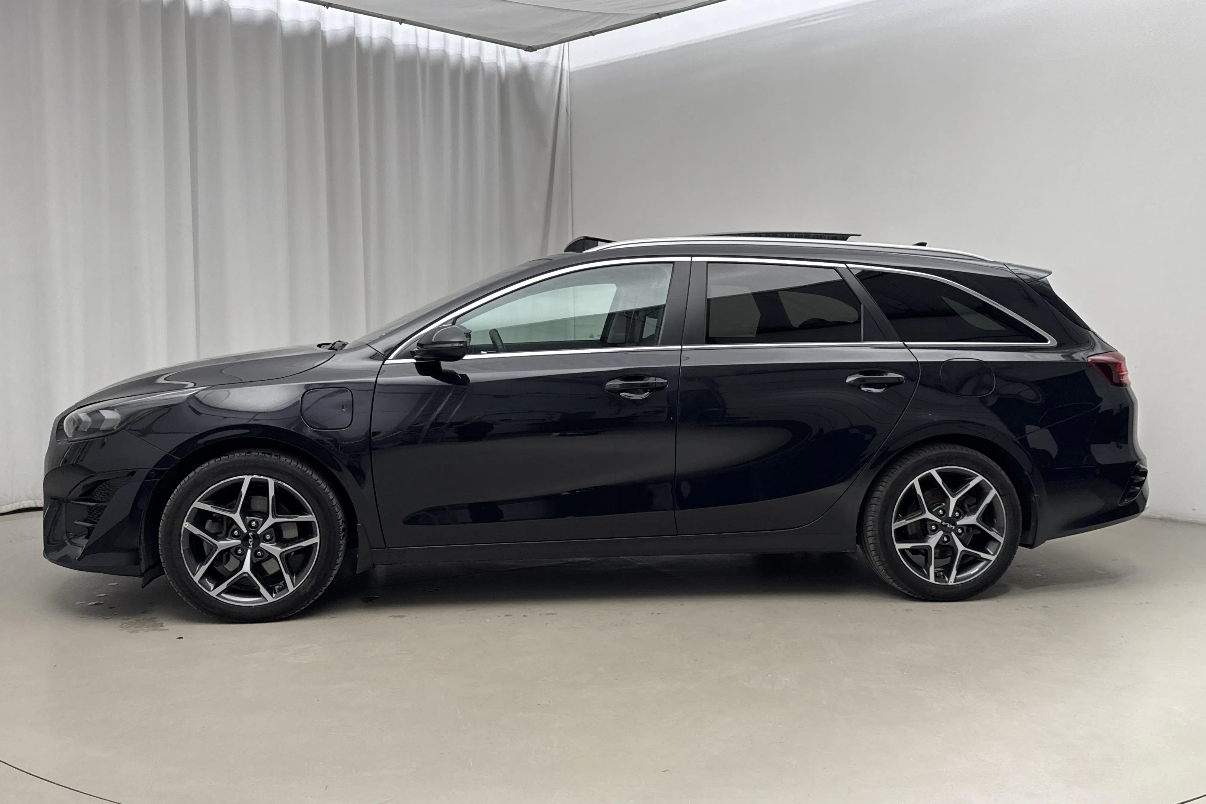 Presentation photo 2 of 23: KIA Ceed 1.6 Plug-in Hybrid SW (141hk) - 52 540 km - Automatic - black - 2023