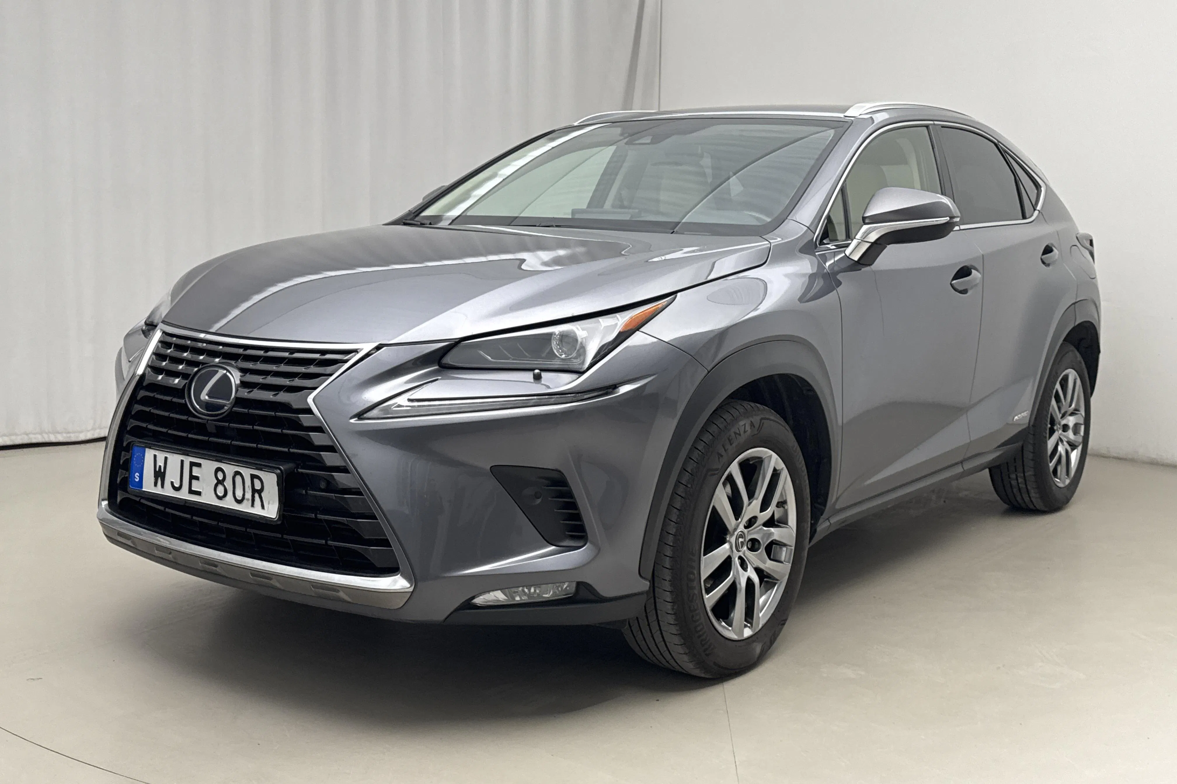 Presentationsfoto 1 av 19: Lexus NX 300h AWD (197hk) - 16 017 mil - Automat - grå - 2019