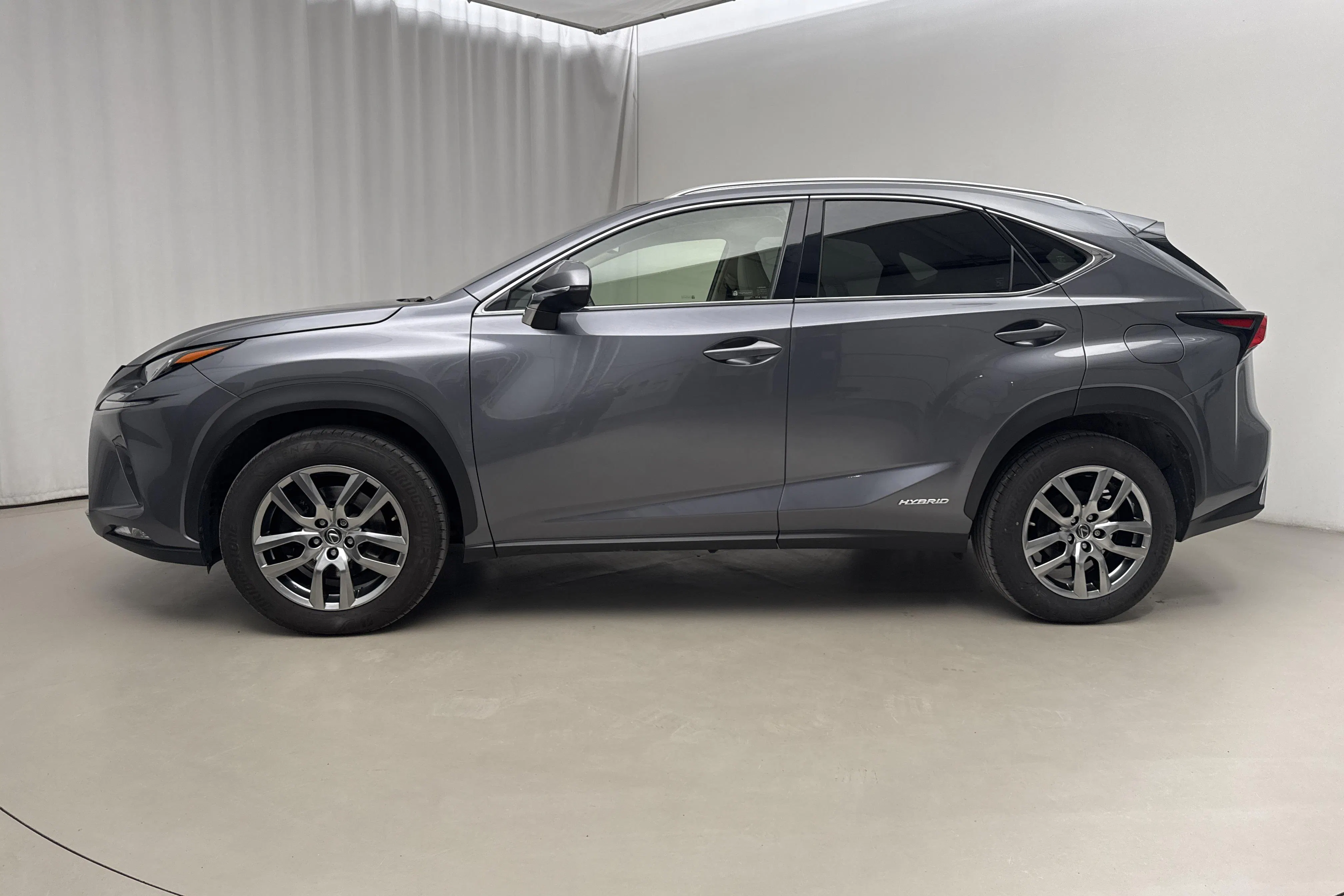 Presentationsfoto 2 av 19: Lexus NX 300h AWD (197hk) - 16 017 mil - Automat - grå - 2019