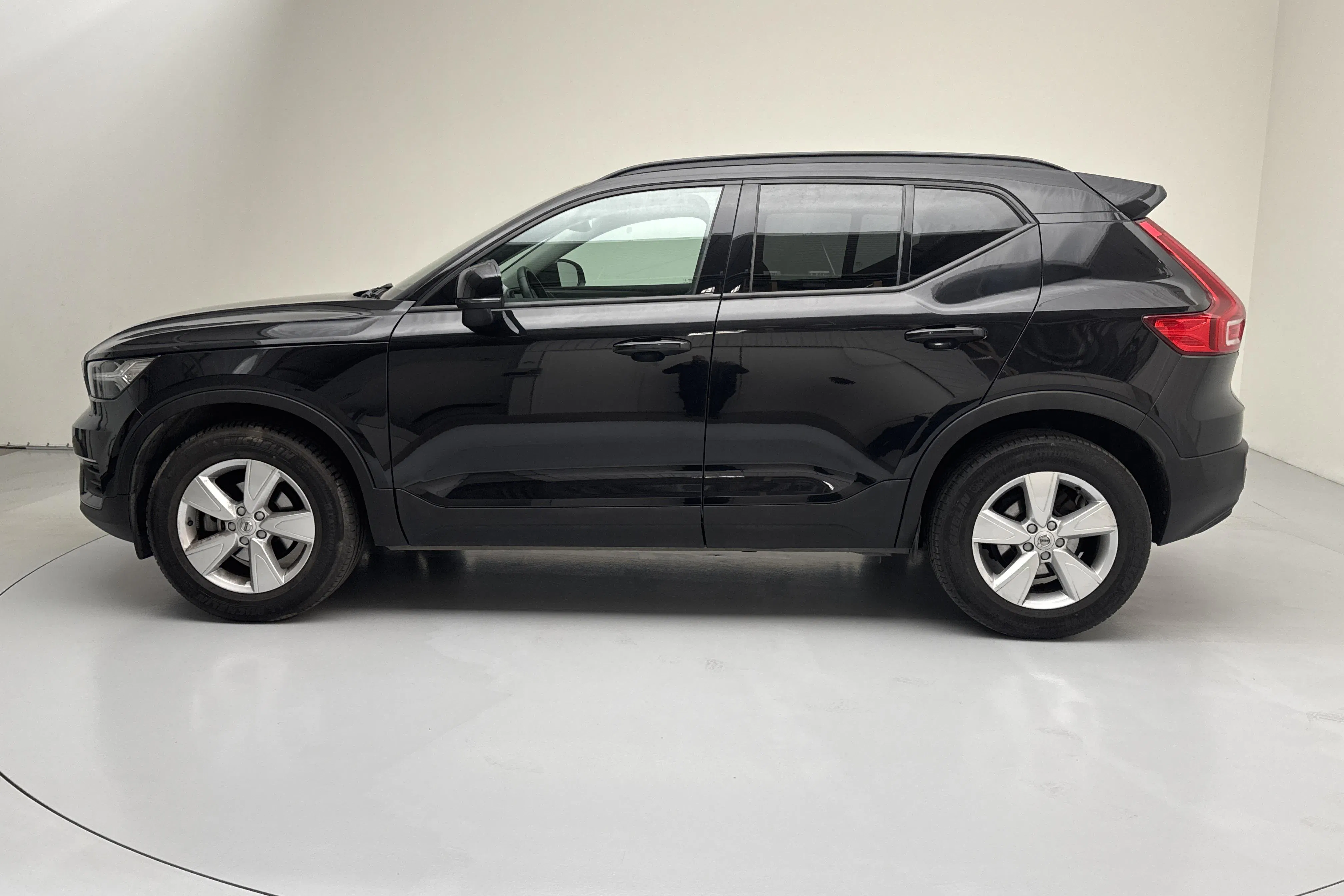 Presentationsfoto 2 av 14: Volvo XC40 T3 2WD (163hk) - 5 270 mil - Automat - svart - 2020