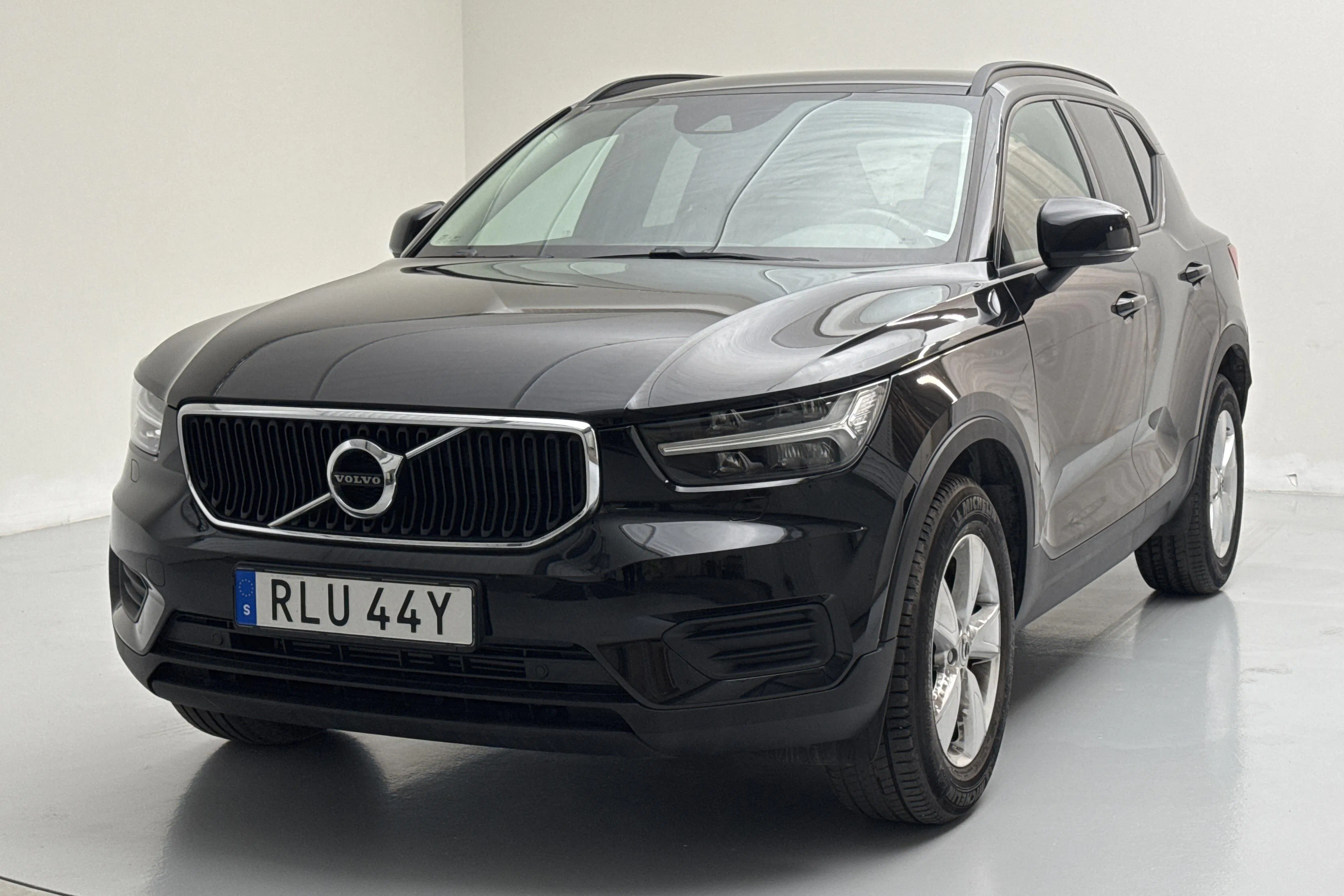 Presentationsfoto 1 av 14: Volvo XC40 T3 2WD (163hk) - 5 270 mil - Automat - svart - 2020