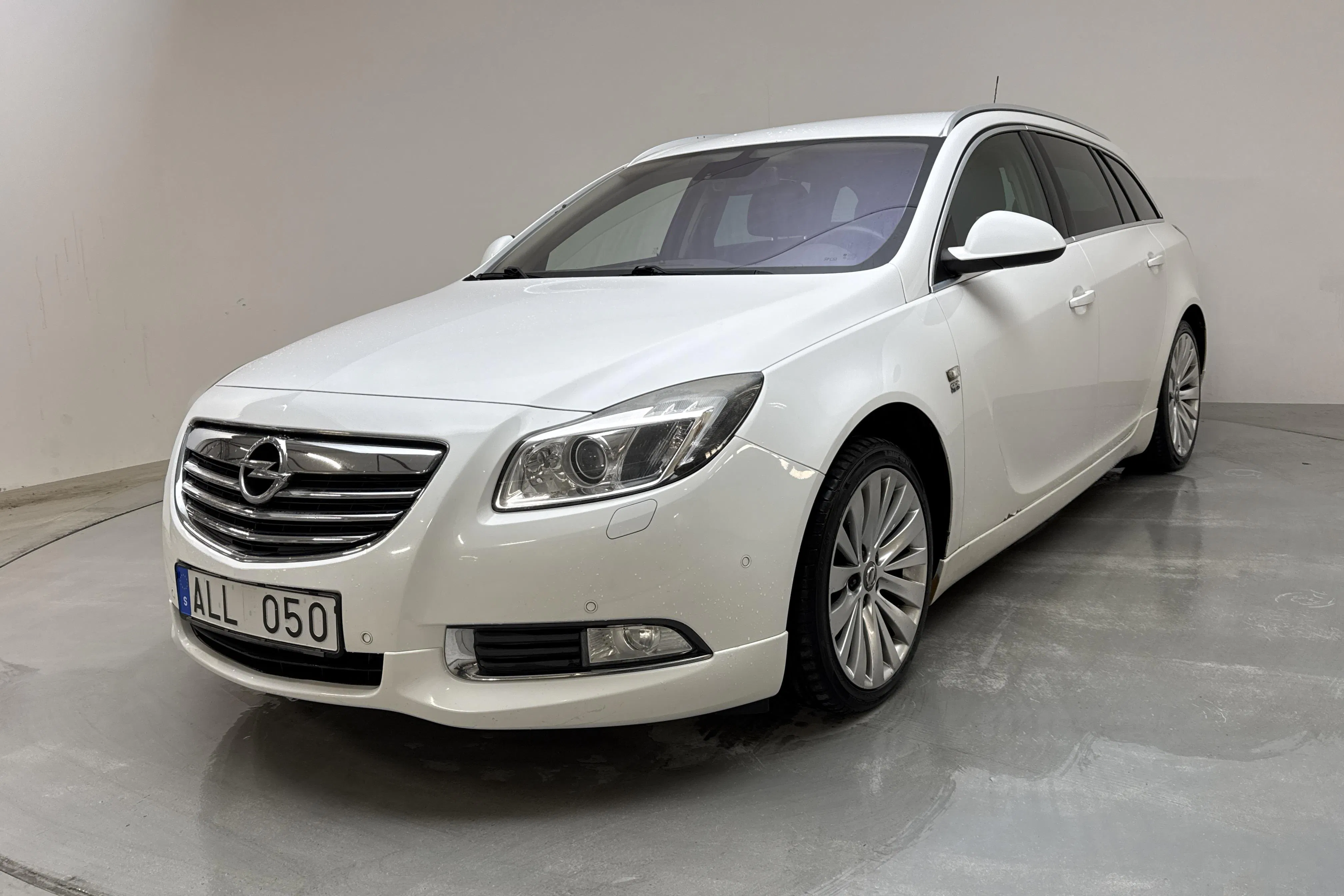 Presentationsfoto 1 av 14: Opel Insignia 1.6 Turbo Sports Tourer (180hk) - 22 539 mil - Manuell - vit - 2010