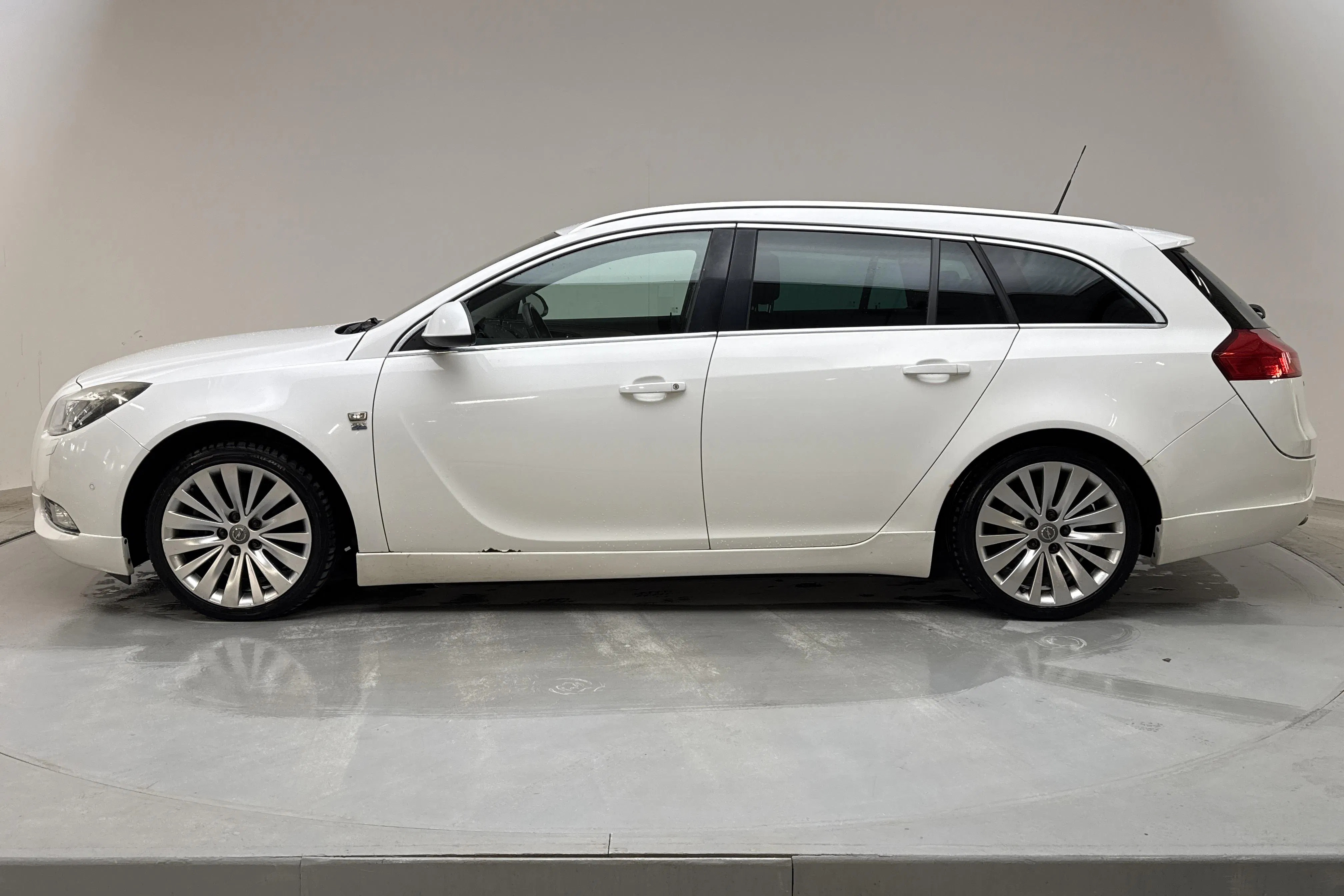 Presentationsfoto 2 av 14: Opel Insignia 1.6 Turbo Sports Tourer (180hk) - 22 539 mil - Manuell - vit - 2010