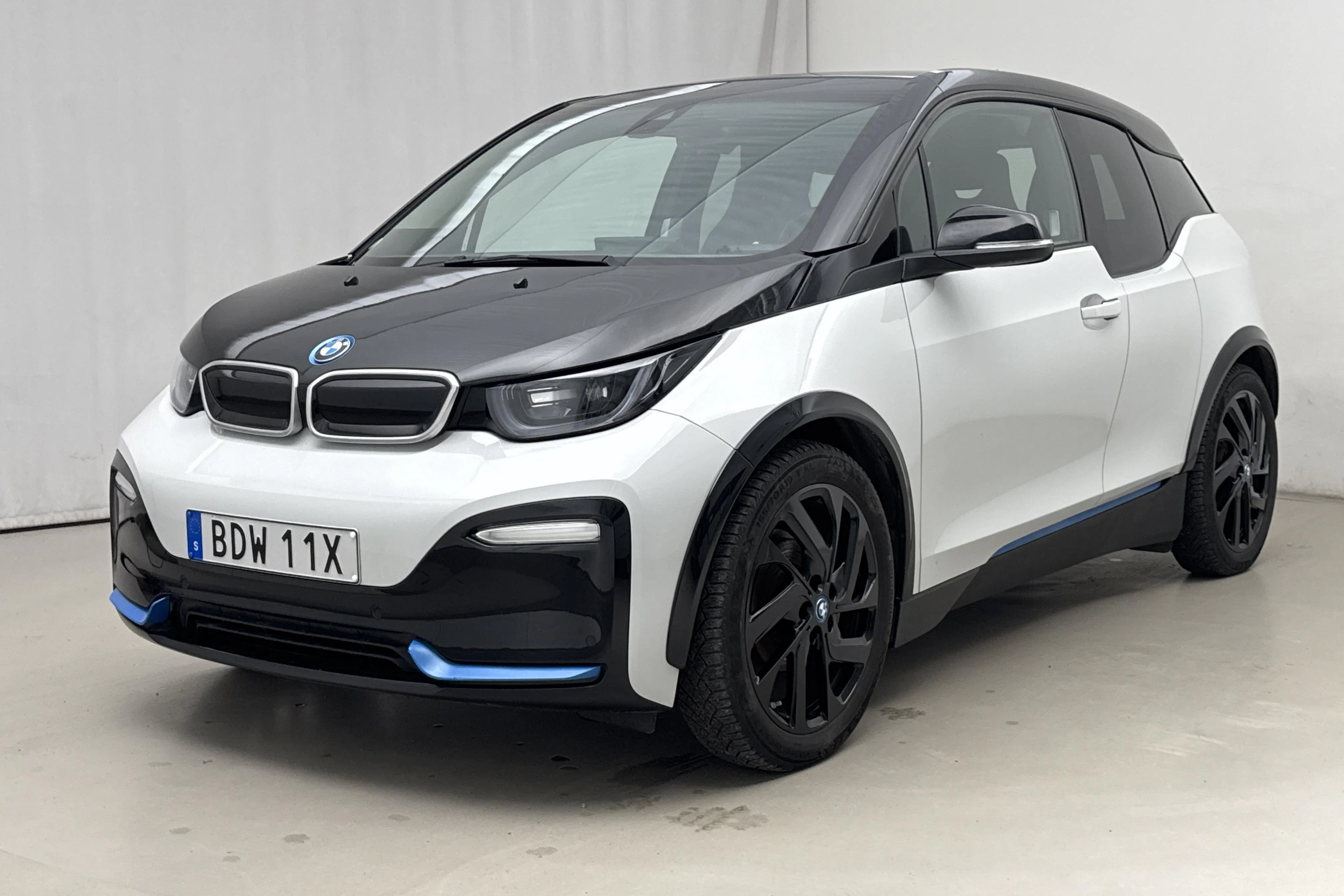 Presentationsfoto 1 av 22: BMW i3s 120Ah, I01 (184hk) - 3 049 mil - Automat - vit - 2021