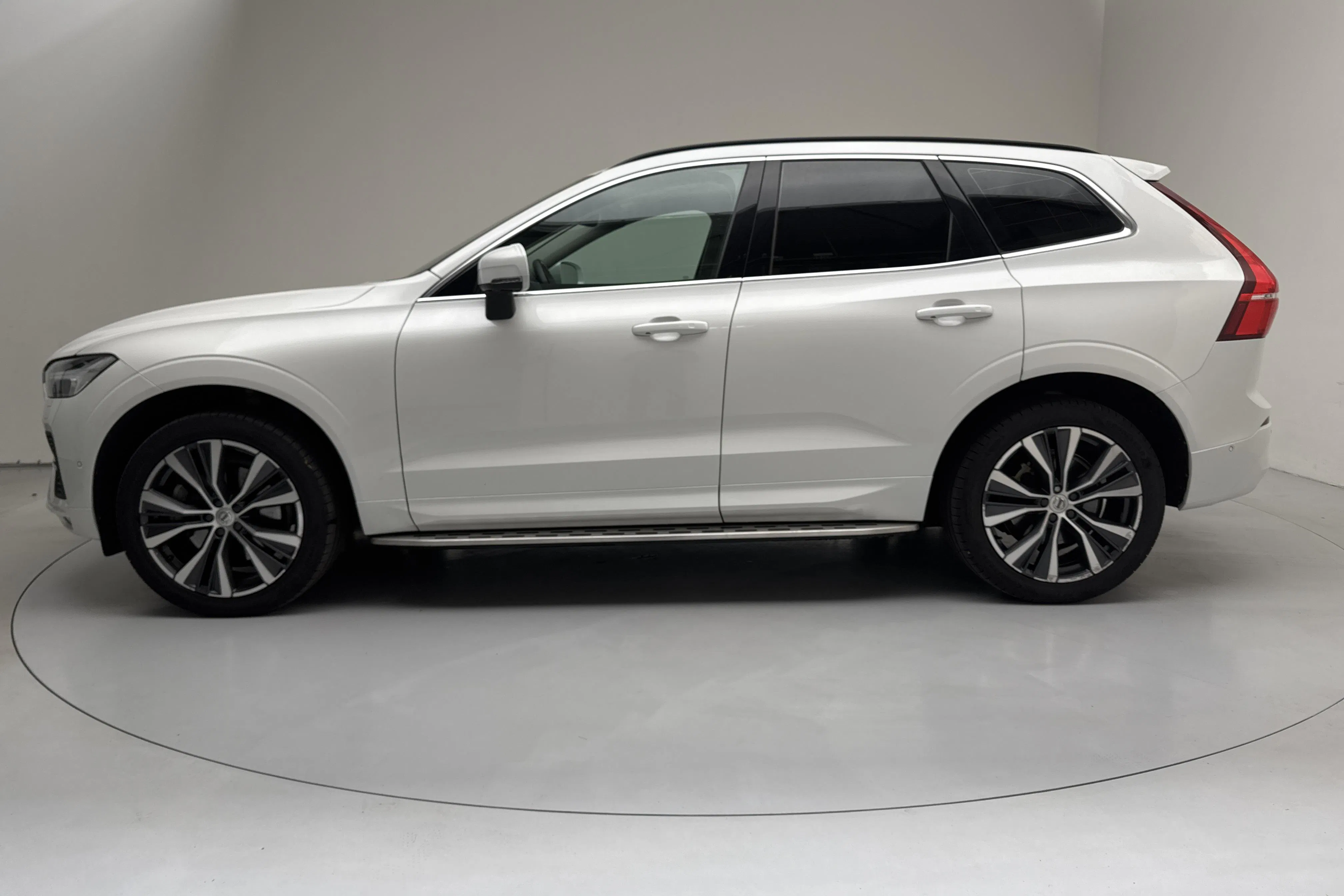 Presentationsfoto 2 av 19: Volvo XC60 B5 AWD Mildhybrid, Bensin (250hk) - 10 945 mil - Automat - vit - 2022