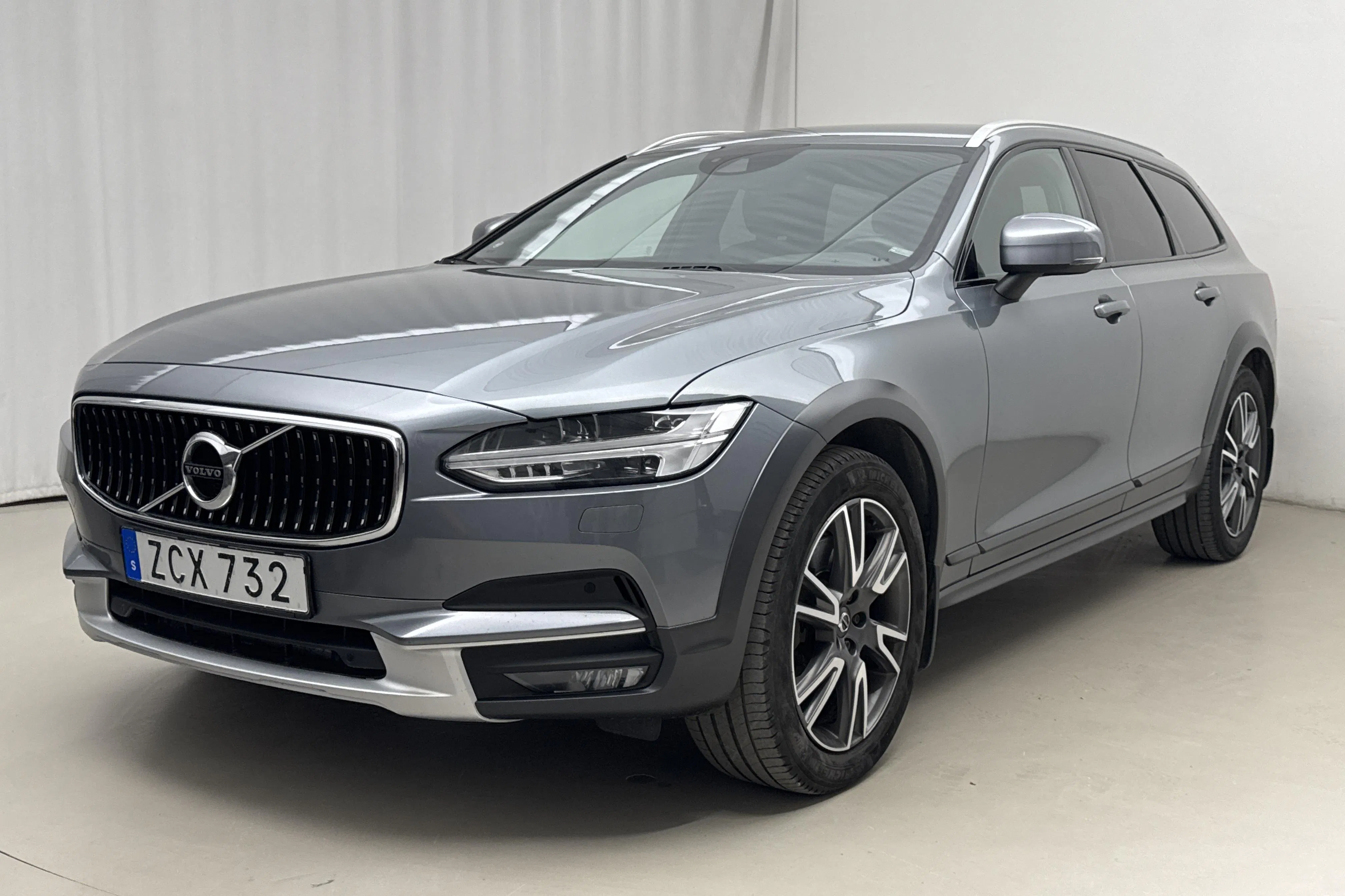 Presentationsfoto 1 av 21: Volvo V90 D4 Cross Country AWD (190hk) - 24 089 mil - Automat - grå - 2019