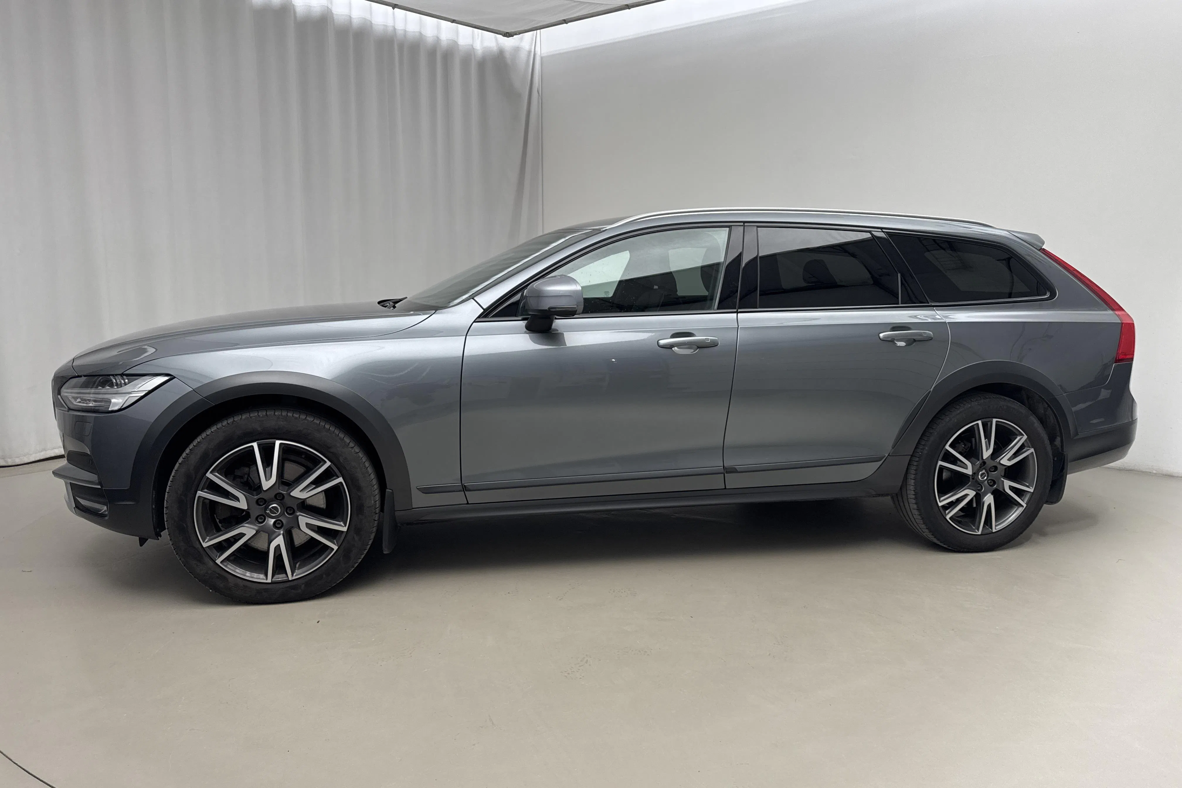 Presentationsfoto 2 av 21: Volvo V90 D4 Cross Country AWD (190hk) - 24 089 mil - Automat - grå - 2019