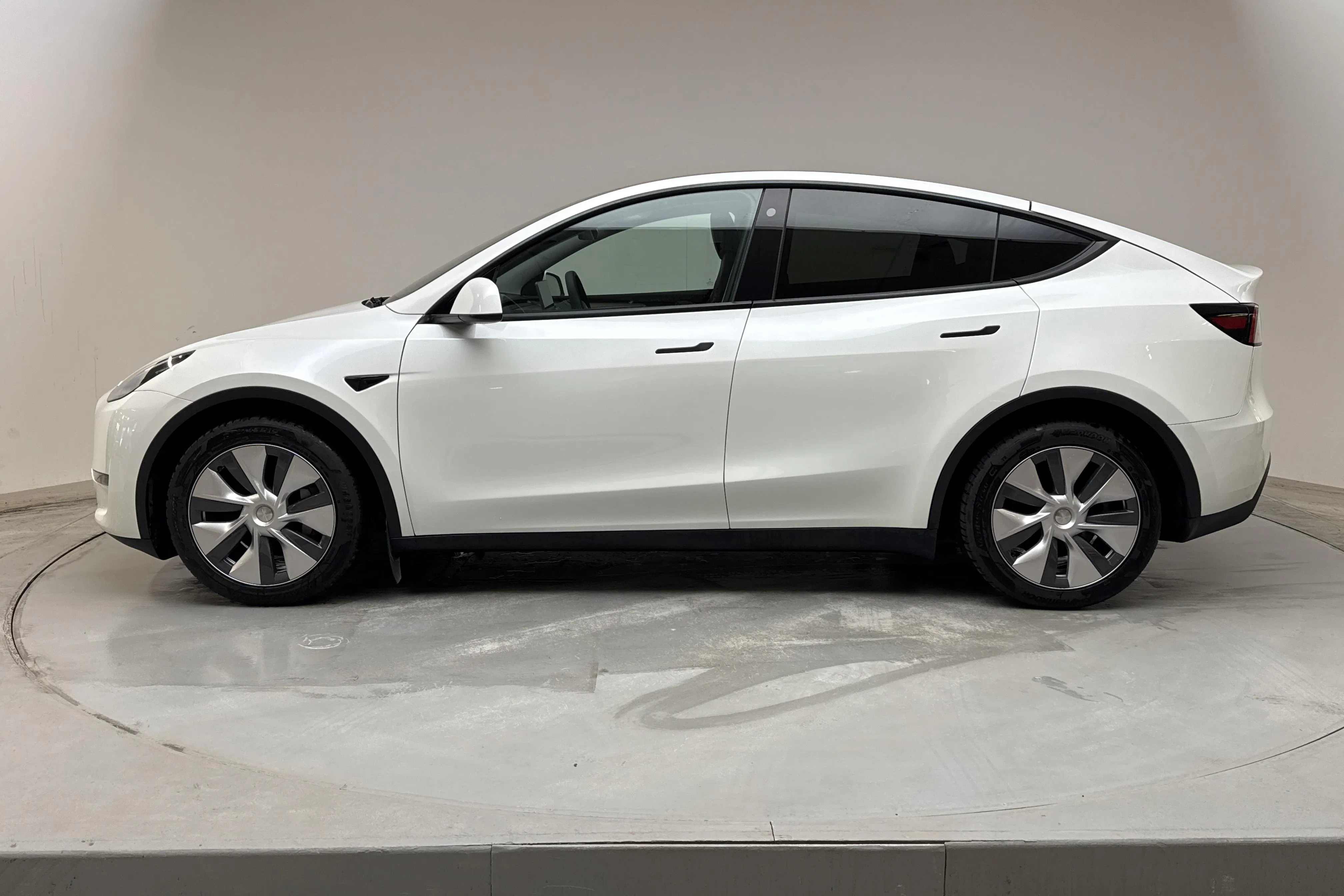 Presentationsfoto 2 av 19: Tesla Model Y Long Range Dual Motor AWD - 6 071 mil - Automat - vit - 2023