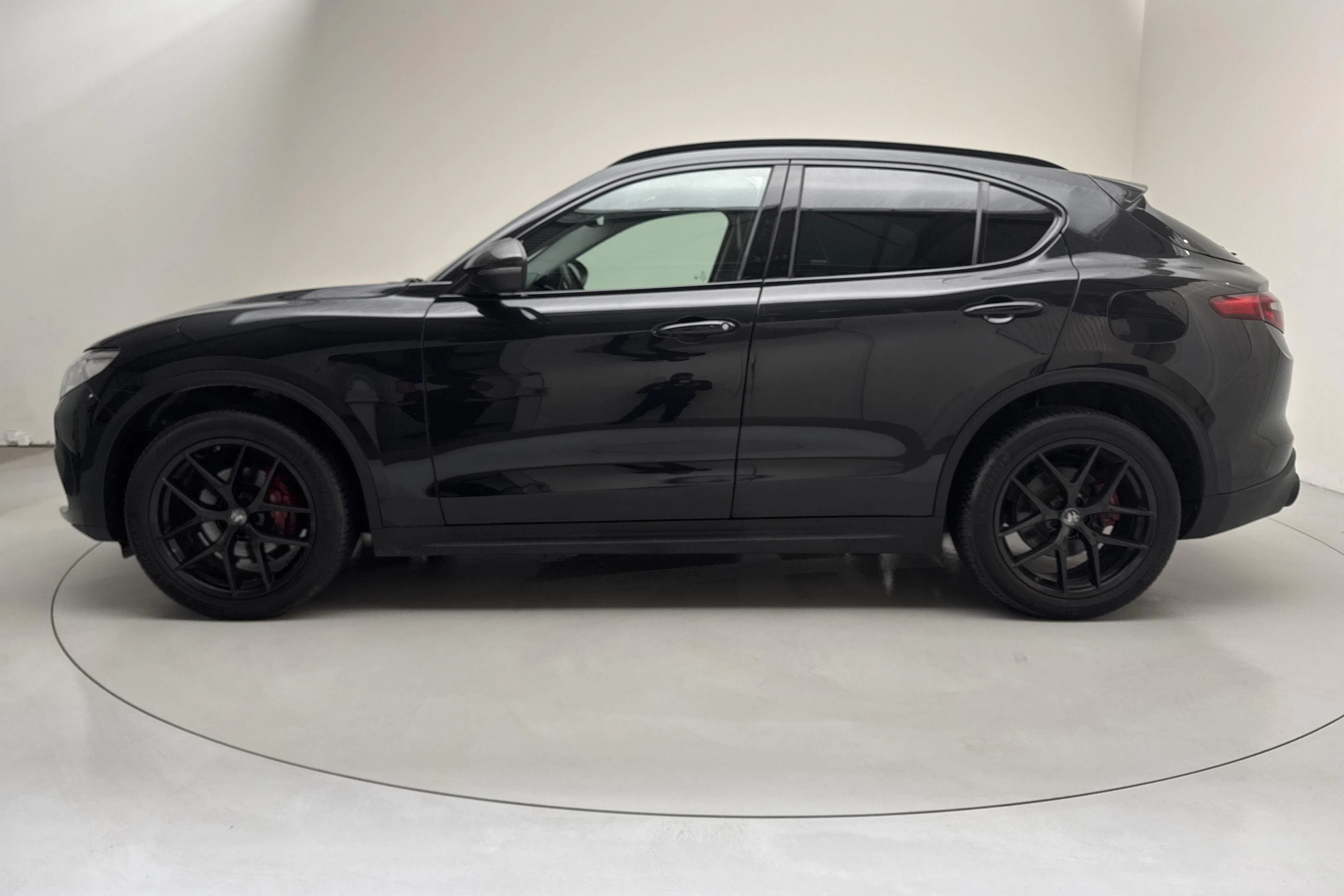 Presentationsfoto 2 av 13: Alfa Romeo Stelvio 2.0 AWD (280hk) - 10 497 mil - Automat - svart - 2019
