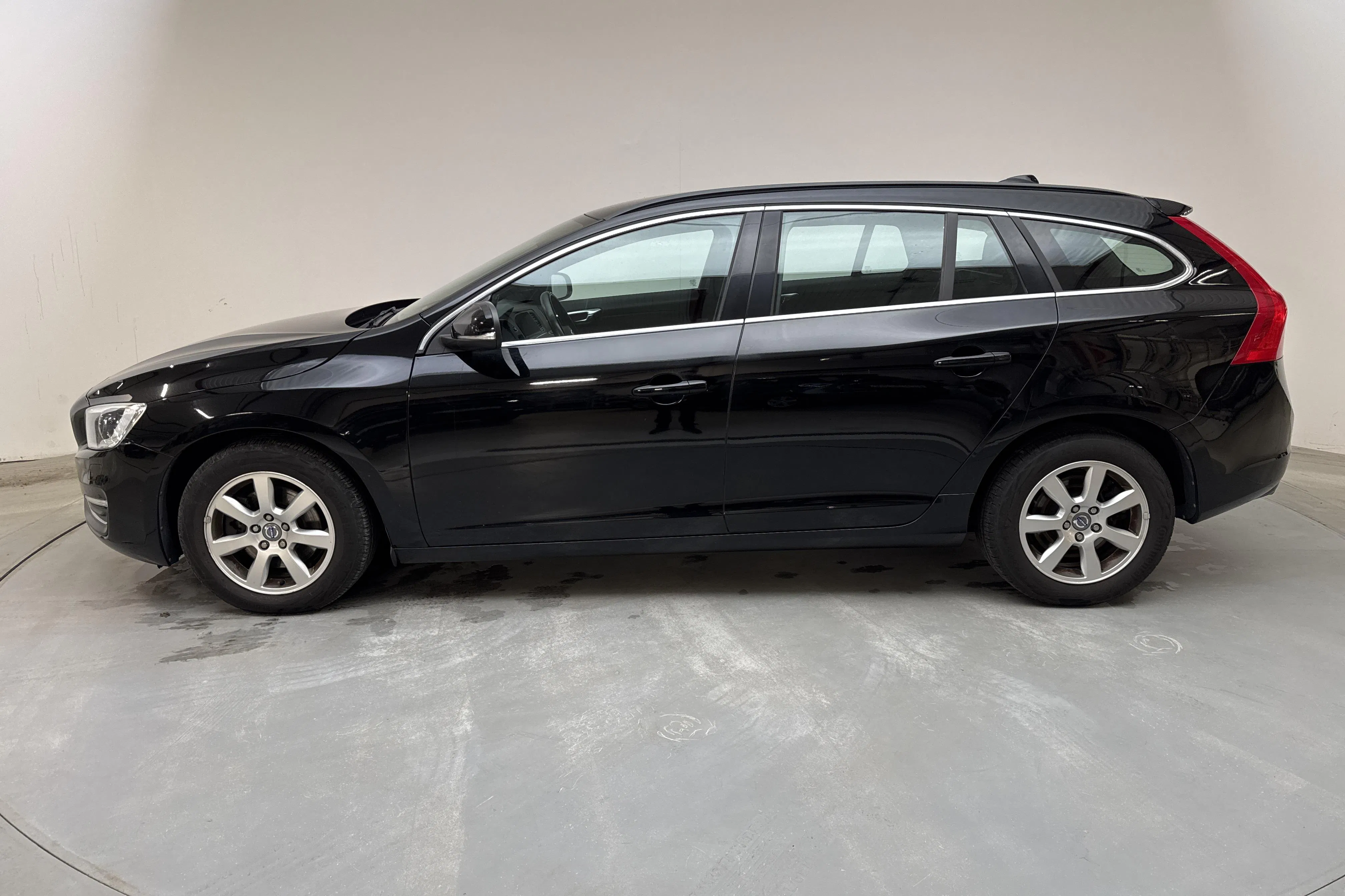 Presentationsfoto 2 av 13: Volvo V60 D4 (181hk) - 13 180 mil - Automat - svart - 2014